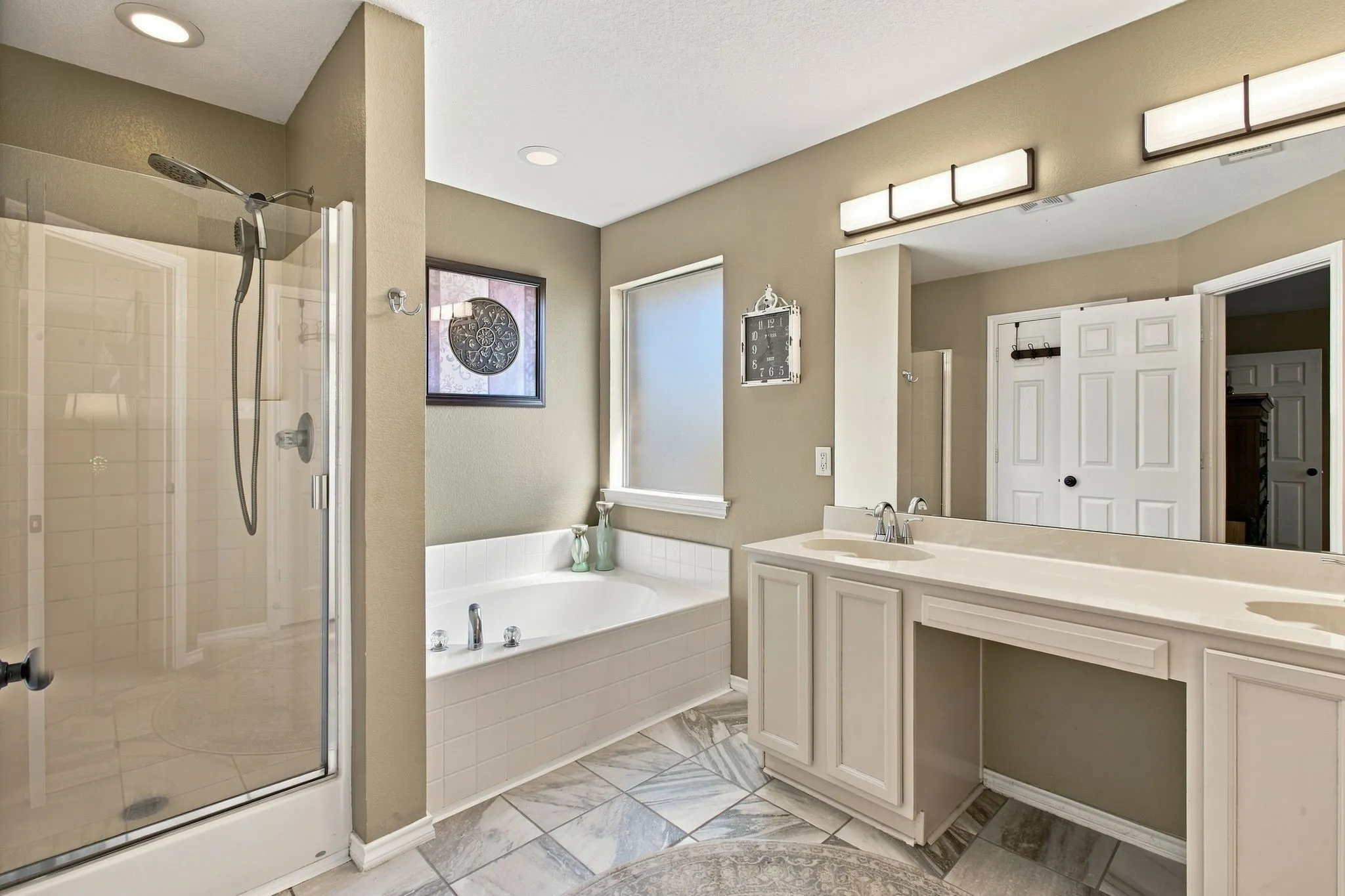 Single Family Residence For Sale in Ellis County , 116 Springfield Circle, Red Oak, Texas 75165, 4 Bedroom, 2 Bathroom, 2 Garage spaces, 2,464 Sqft, built in 2004, mls#21385319, Real Estate Agent in Red Oak, Homes For Sale in Ellis county, Homes For Sale in Red Oak, Realtor in Red Oak Texas, Real Estate Brokerage Independent Realty Texas, Luminita Cordes Realtor