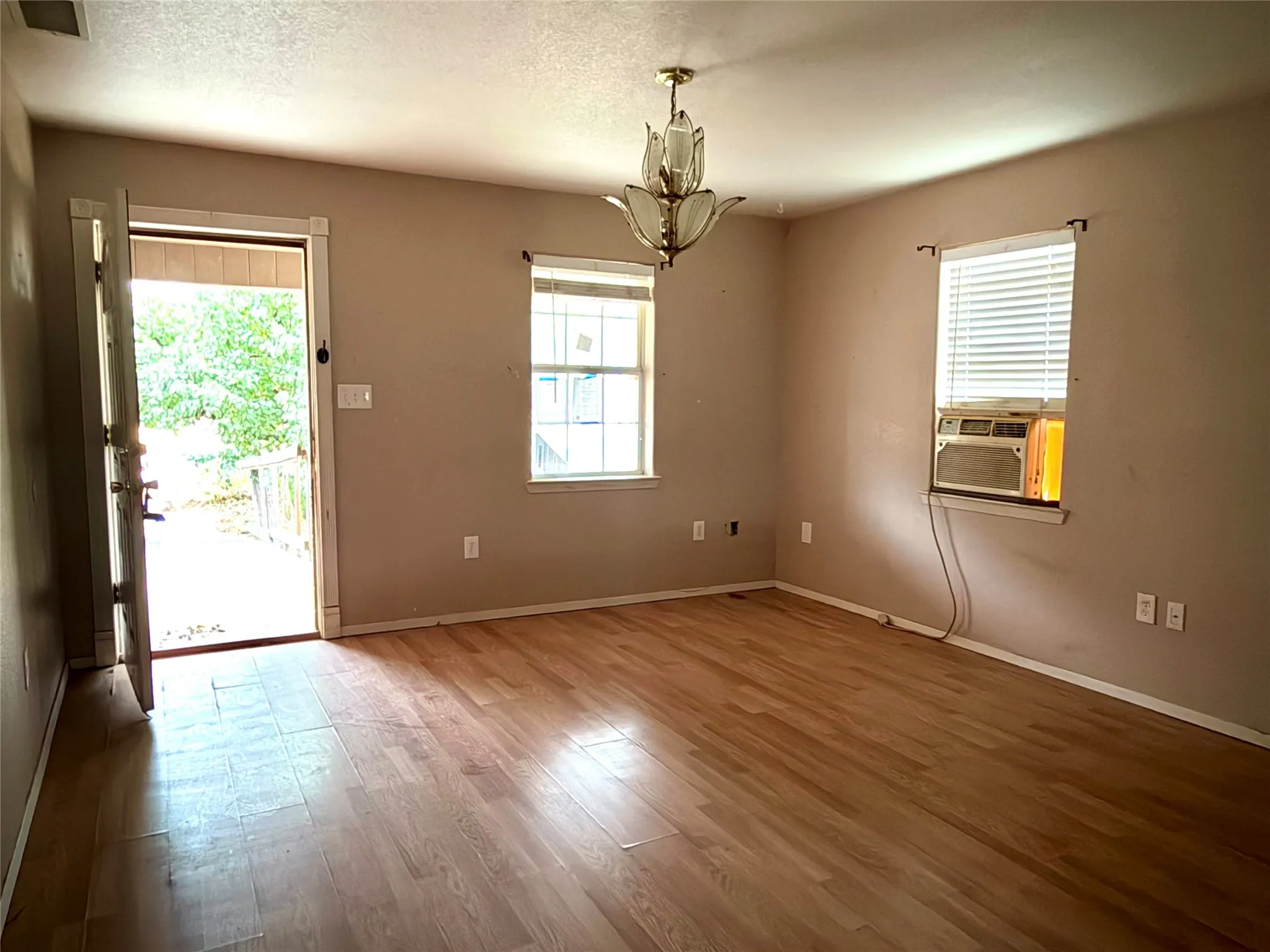 Single Family Residence For Sale in Eastland County , 413 S Green Street, Eastland, Texas 76448, 2 Bedroom, 1 Bathroom, Garage spaces, 1,000 Sqft, built in 1950, mls#21384570, Real Estate Agent in Eastland, Homes For Sale in Eastland county, Homes For Sale in Eastland, Realtor in Eastland Texas, Real Estate Brokerage Independent Realty Texas, Luminita Cordes Realtor