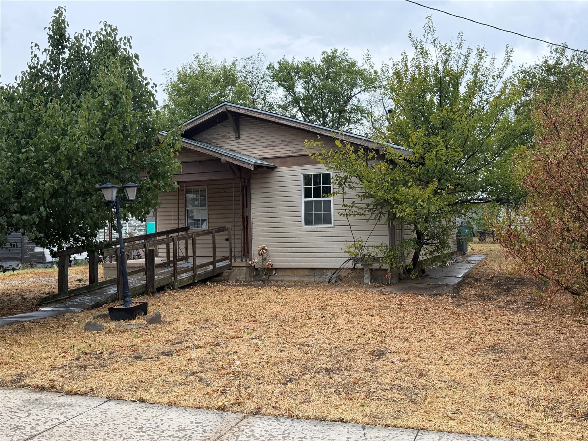 Single Family Residence For Sale in Eastland County , 413 S Green Street, Eastland, Texas 76448, 2 Bedroom, 1 Bathroom, Garage spaces, 1,000 Sqft, built in 1950, mls#21384570, Real Estate Agent in Eastland, Homes For Sale in Eastland county, Homes For Sale in Eastland, Realtor in Eastland Texas, Real Estate Brokerage Independent Realty Texas, Luminita Cordes Realtor