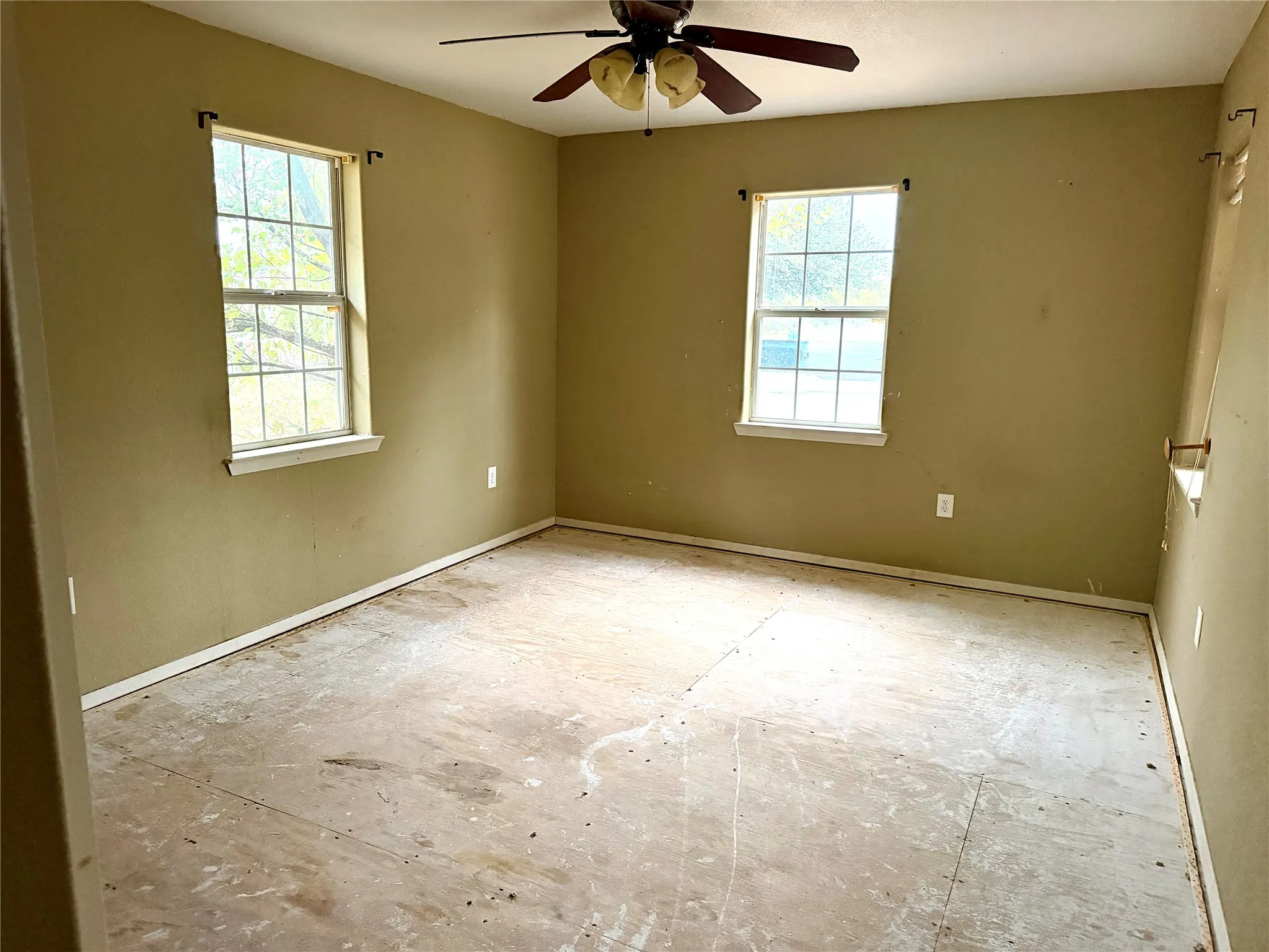 Single Family Residence For Sale in Eastland County , 413 S Green Street, Eastland, Texas 76448, 2 Bedroom, 1 Bathroom, Garage spaces, 1,000 Sqft, built in 1950, mls#21384570, Real Estate Agent in Eastland, Homes For Sale in Eastland county, Homes For Sale in Eastland, Realtor in Eastland Texas, Real Estate Brokerage Independent Realty Texas, Luminita Cordes Realtor