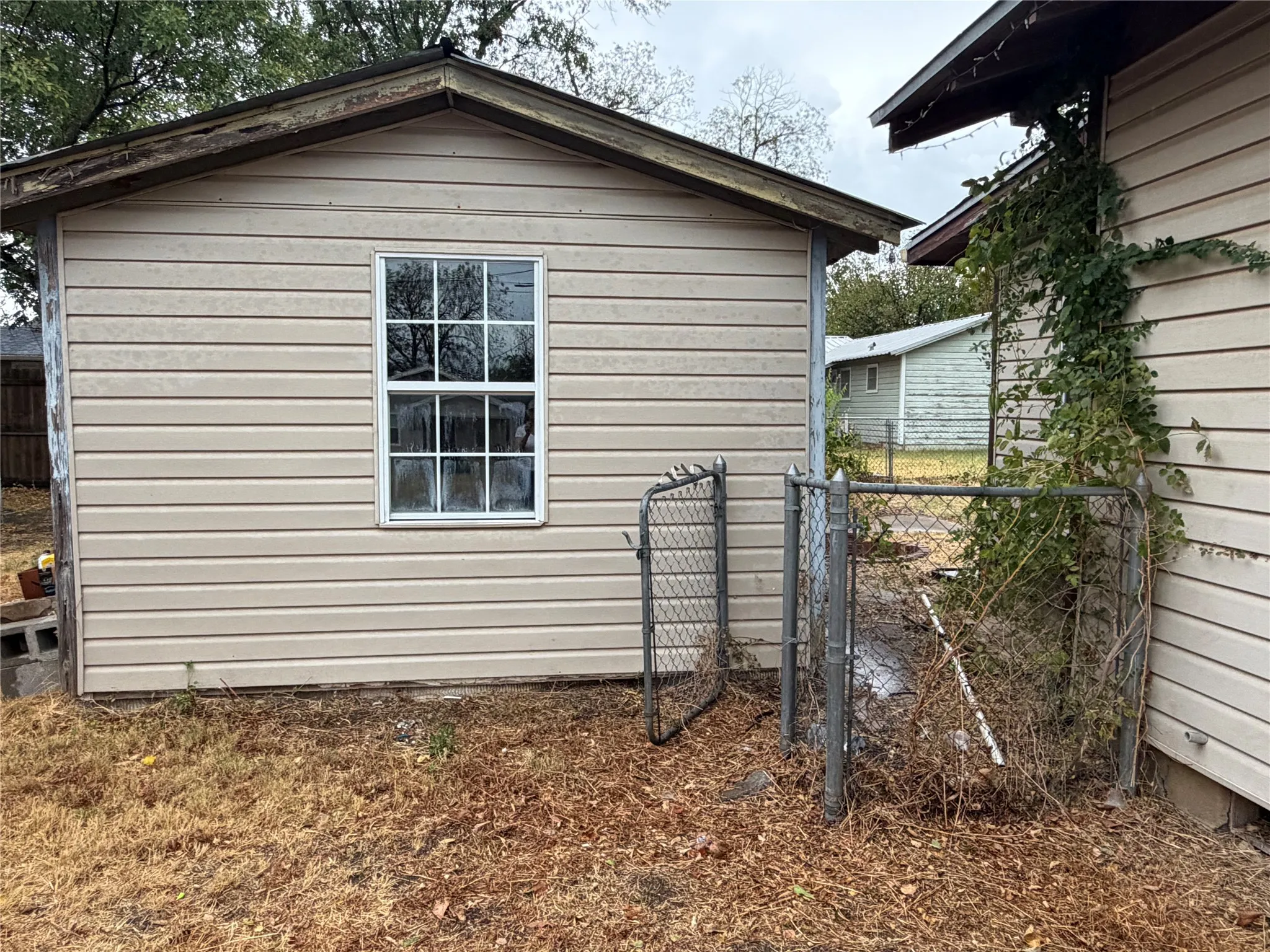 Single Family Residence For Sale in Eastland County , 413 S Green Street, Eastland, Texas 76448, 2 Bedroom, 1 Bathroom, Garage spaces, 1,000 Sqft, built in 1950, mls#21384570, Real Estate Agent in Eastland, Homes For Sale in Eastland county, Homes For Sale in Eastland, Realtor in Eastland Texas, Real Estate Brokerage Independent Realty Texas, Luminita Cordes Realtor