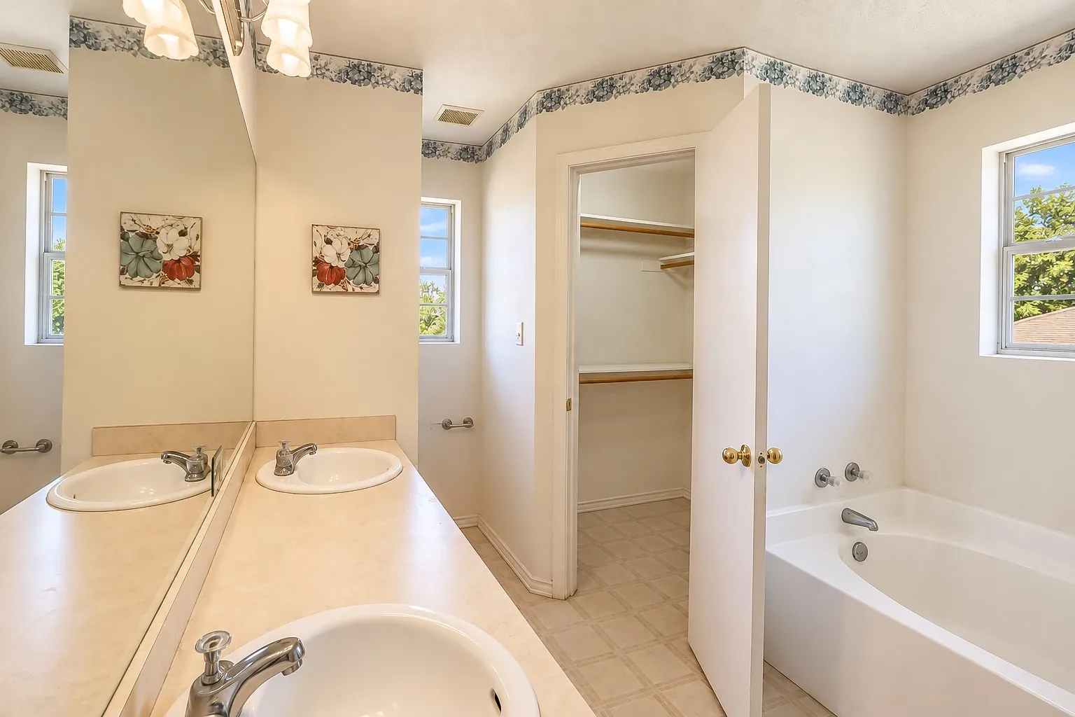Single Family Residence For Sale in Mc Lennan County , 203 Knight Lane, Waco, Texas 76705, 4 Bedroom, 2 Bathroom, Garage spaces, 1,790 Sqft, built in 2005, mls#21385224, Real Estate Agent in Waco, Homes For Sale in Mc Lennan county, Homes For Sale in Waco, Realtor in Waco Texas, Real Estate Brokerage Independent Realty Texas, Luminita Cordes Realtor