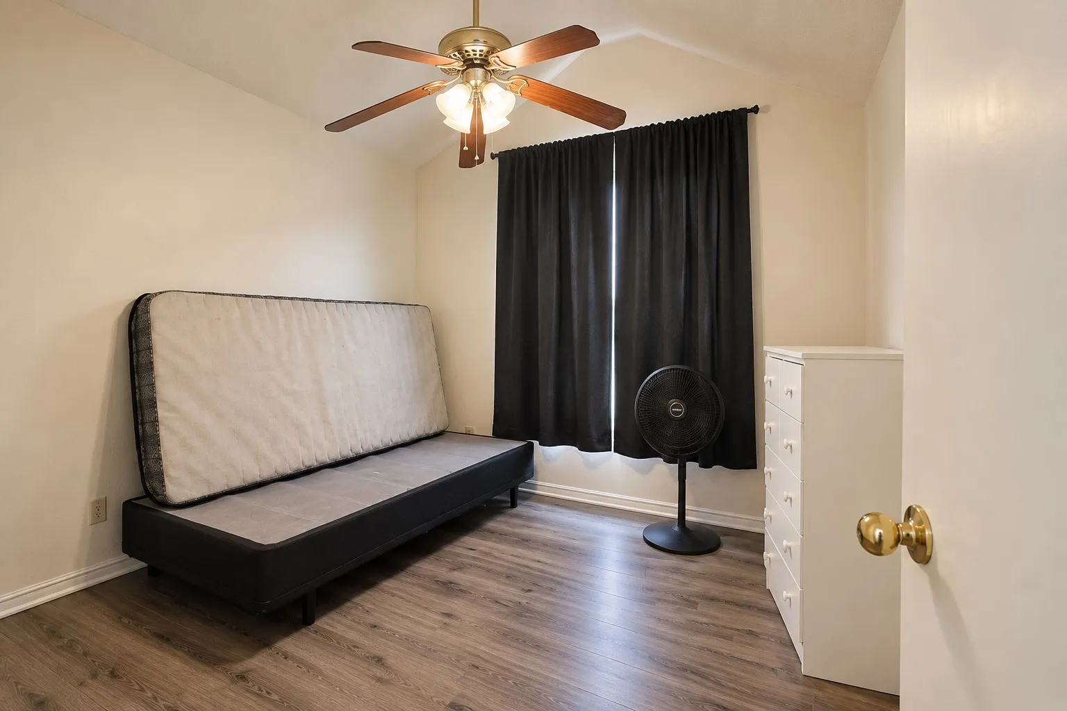 Single Family Residence For Sale in Mc Lennan County , 203 Knight Lane, Waco, Texas 76705, 4 Bedroom, 2 Bathroom, Garage spaces, 1,790 Sqft, built in 2005, mls#21385224, Real Estate Agent in Waco, Homes For Sale in Mc Lennan county, Homes For Sale in Waco, Realtor in Waco Texas, Real Estate Brokerage Independent Realty Texas, Luminita Cordes Realtor