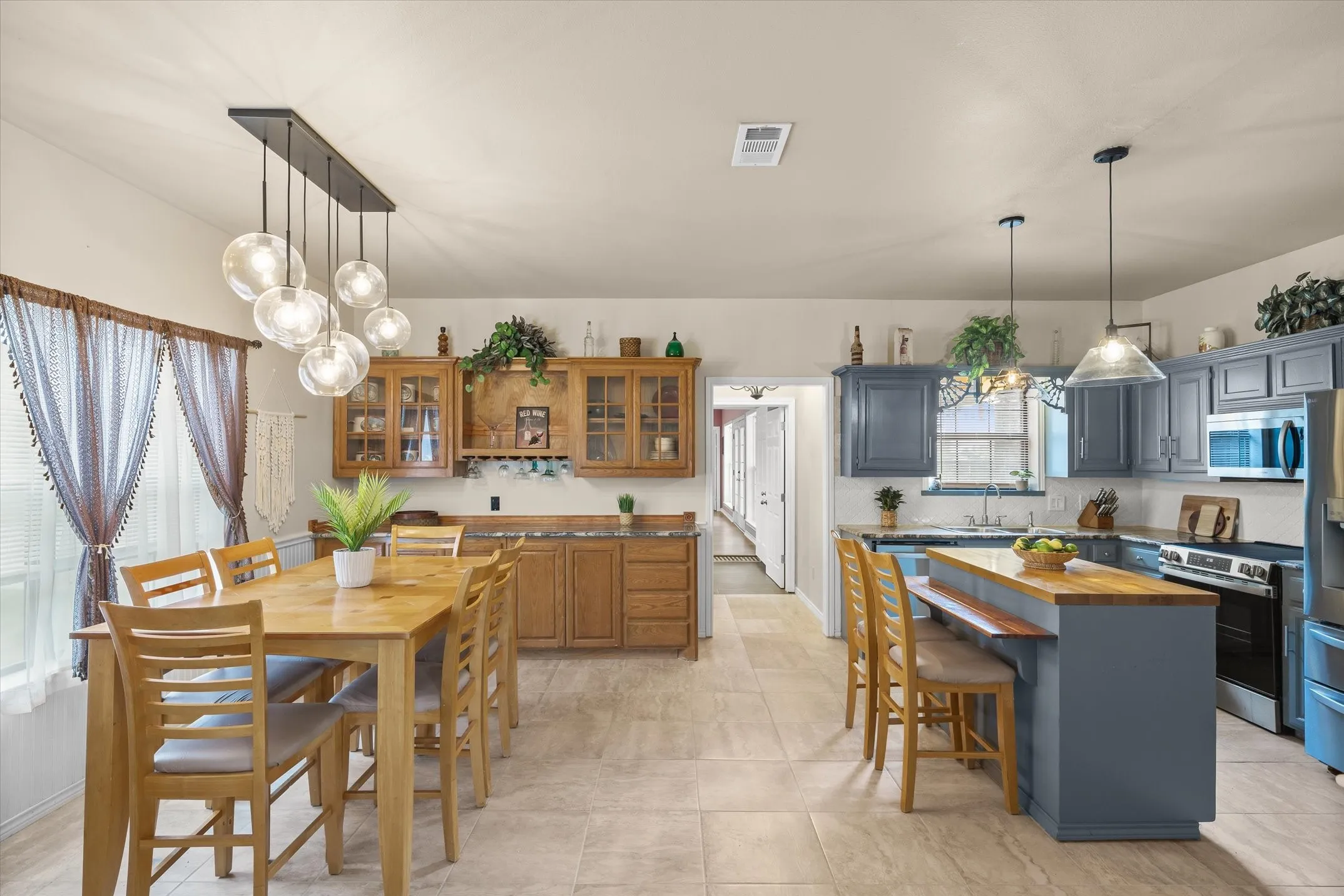 Single Family Residence For Sale in Van Zandt County , 311 Fm 1651, Canton, Texas 75103, 5 Bedroom, 4 Bathroom, Garage spaces, 3,065 Sqft, built in 1992, mls#21385292, Real Estate Agent in Canton, Homes For Sale in Van Zandt county, Homes For Sale in Canton, Realtor in Canton Texas, Real Estate Brokerage Independent Realty Texas, Luminita Cordes Realtor