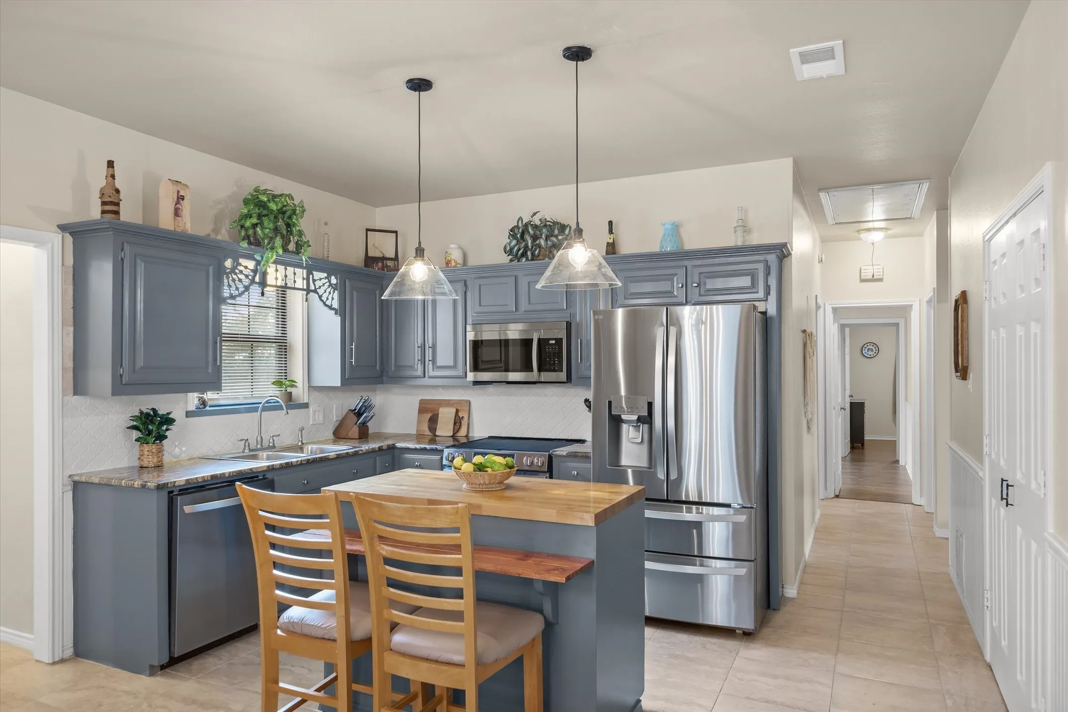 Single Family Residence For Sale in Van Zandt County , 311 Fm 1651, Canton, Texas 75103, 5 Bedroom, 4 Bathroom, Garage spaces, 3,065 Sqft, built in 1992, mls#21385292, Real Estate Agent in Canton, Homes For Sale in Van Zandt county, Homes For Sale in Canton, Realtor in Canton Texas, Real Estate Brokerage Independent Realty Texas, Luminita Cordes Realtor