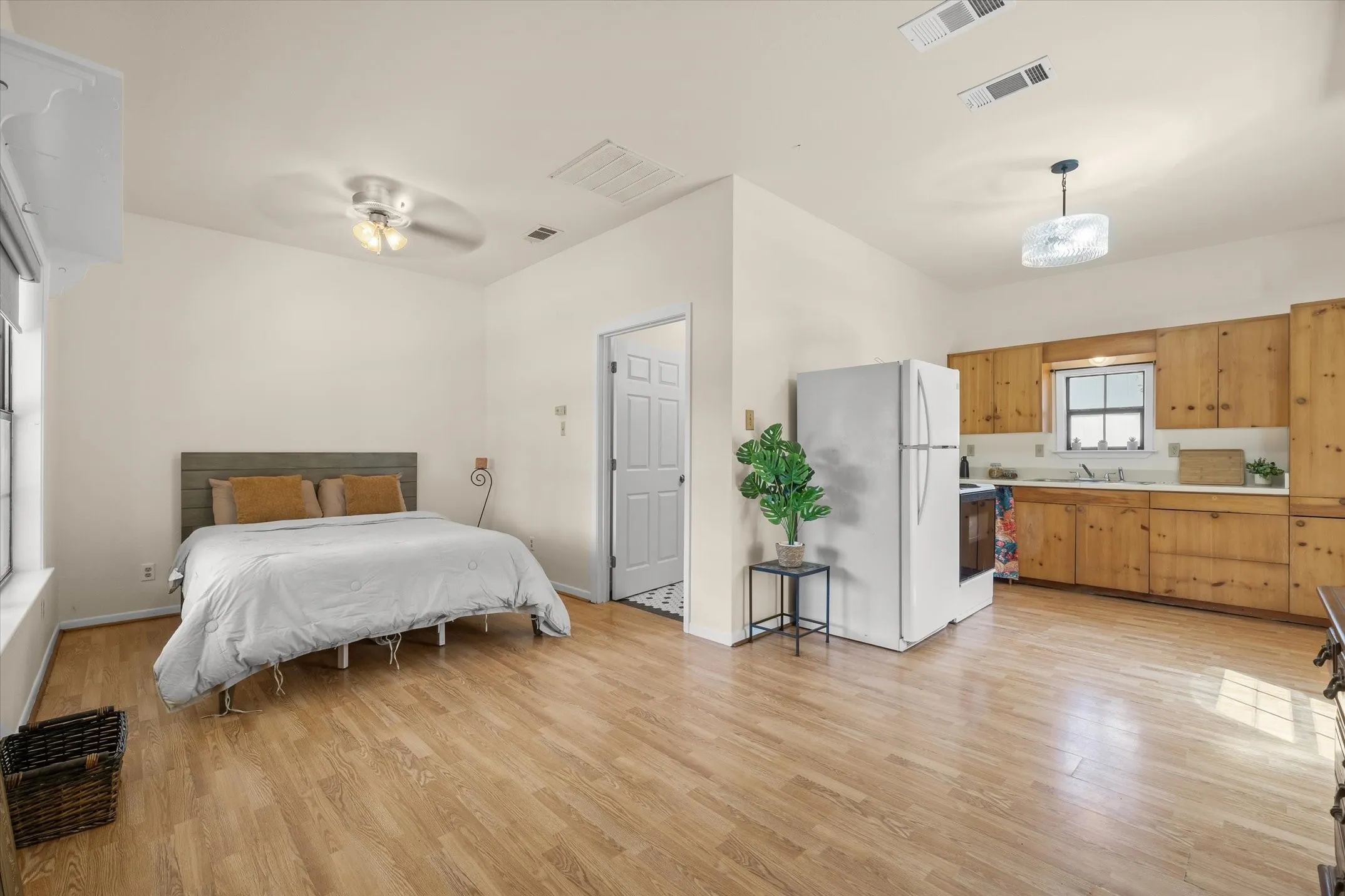 Single Family Residence For Sale in Van Zandt County , 311 Fm 1651, Canton, Texas 75103, 5 Bedroom, 4 Bathroom, Garage spaces, 3,065 Sqft, built in 1992, mls#21385292, Real Estate Agent in Canton, Homes For Sale in Van Zandt county, Homes For Sale in Canton, Realtor in Canton Texas, Real Estate Brokerage Independent Realty Texas, Luminita Cordes Realtor