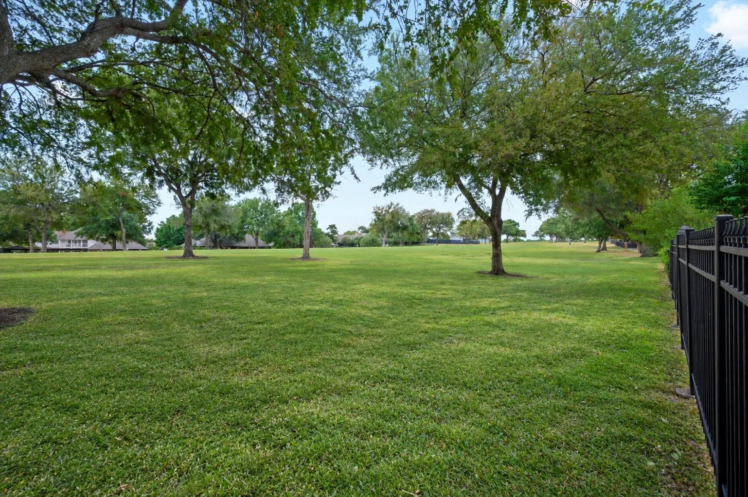 Single Family Residence For Sale in Collin County , 2005 Hillcrest Court, Mc Kinney, Texas 75072, 4 Bedroom, 4 Bathroom, 2 Garage spaces, 2,796 Sqft, built in 1997, mls#21381363, Real Estate Agent in Mc Kinney, Homes For Sale in Collin county, Homes For Sale in Mc Kinney, Realtor in Mc Kinney Texas, Real Estate Brokerage Independent Realty Texas, Luminita Cordes Realtor