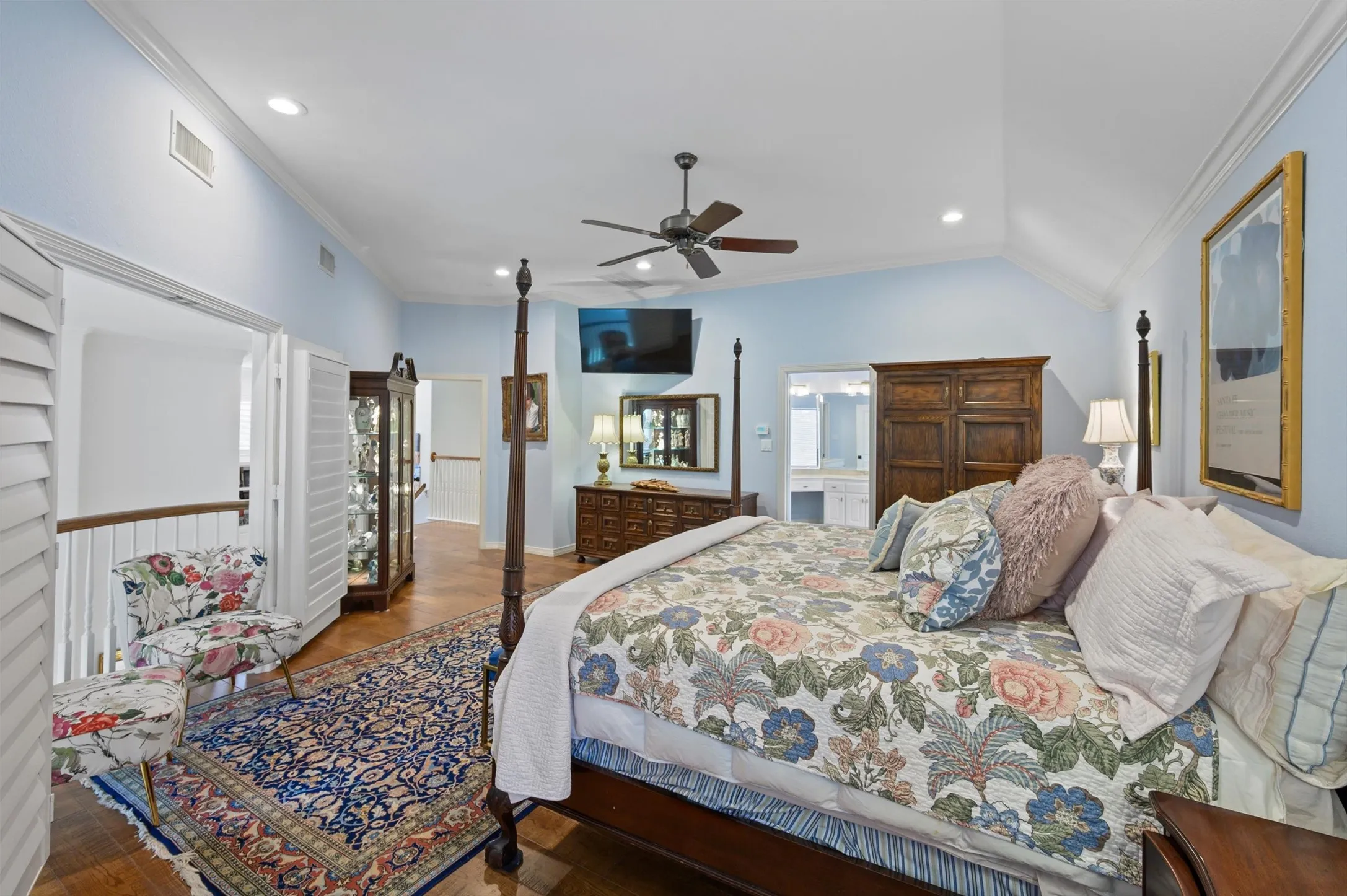 Vaulted ceiling with recessed lighting and a ceiling fan, hardwood flooring, and crown molding