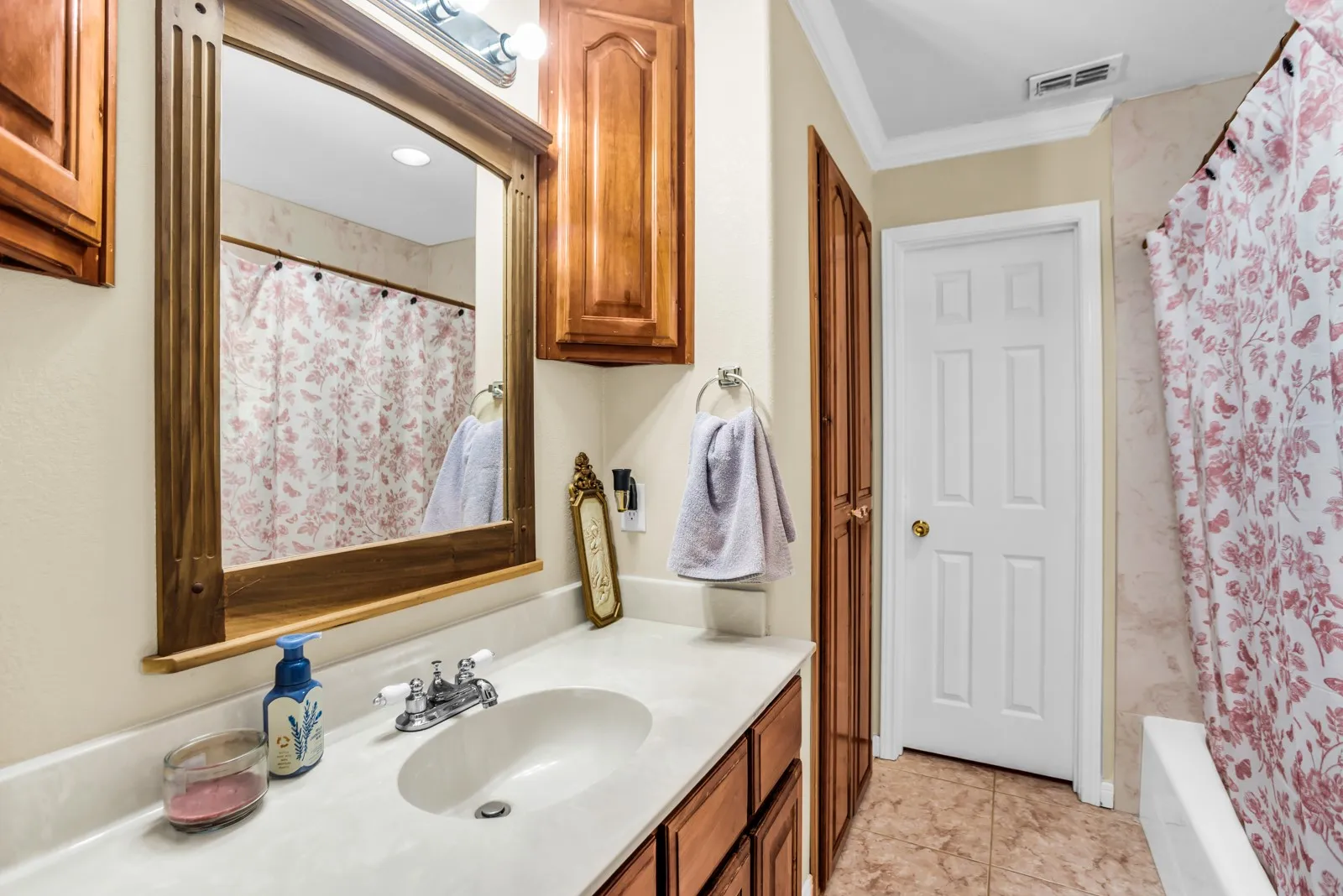 Single Family Residence For Sale in Van Zandt County , 2548 Fm 857, Grand Saline, Texas 75140, 8 Bedroom, 6 Bathroom, 8 Garage spaces, 4,950 Sqft, built in 2009, mls#21385191, Real Estate Agent in Grand Saline, Homes For Sale in Van Zandt county, Homes For Sale in Grand Saline, Realtor in Grand Saline Texas, Real Estate Brokerage Independent Realty Texas, Luminita Cordes Realtor