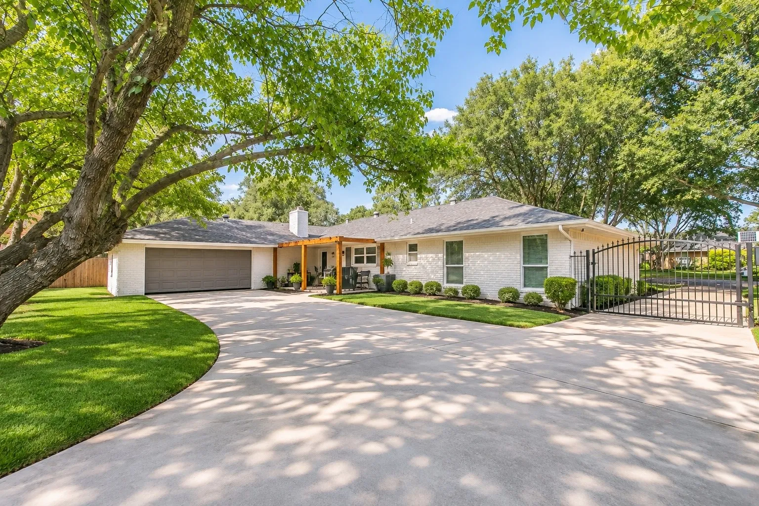 Single Family Residence For Sale in Tarrant County , 4441 Cartagena Drive, Fort Worth, Texas 76133, 4 Bedroom, 3 Bathroom, 2 Garage spaces, 2,559 Sqft, built in 1973, mls#21385343, Real Estate Agent in Fort Worth, Homes For Sale in Tarrant county, Homes For Sale in Fort Worth, Realtor in Fort Worth Texas, Real Estate Brokerage Independent Realty Texas, Luminita Cordes Realtor