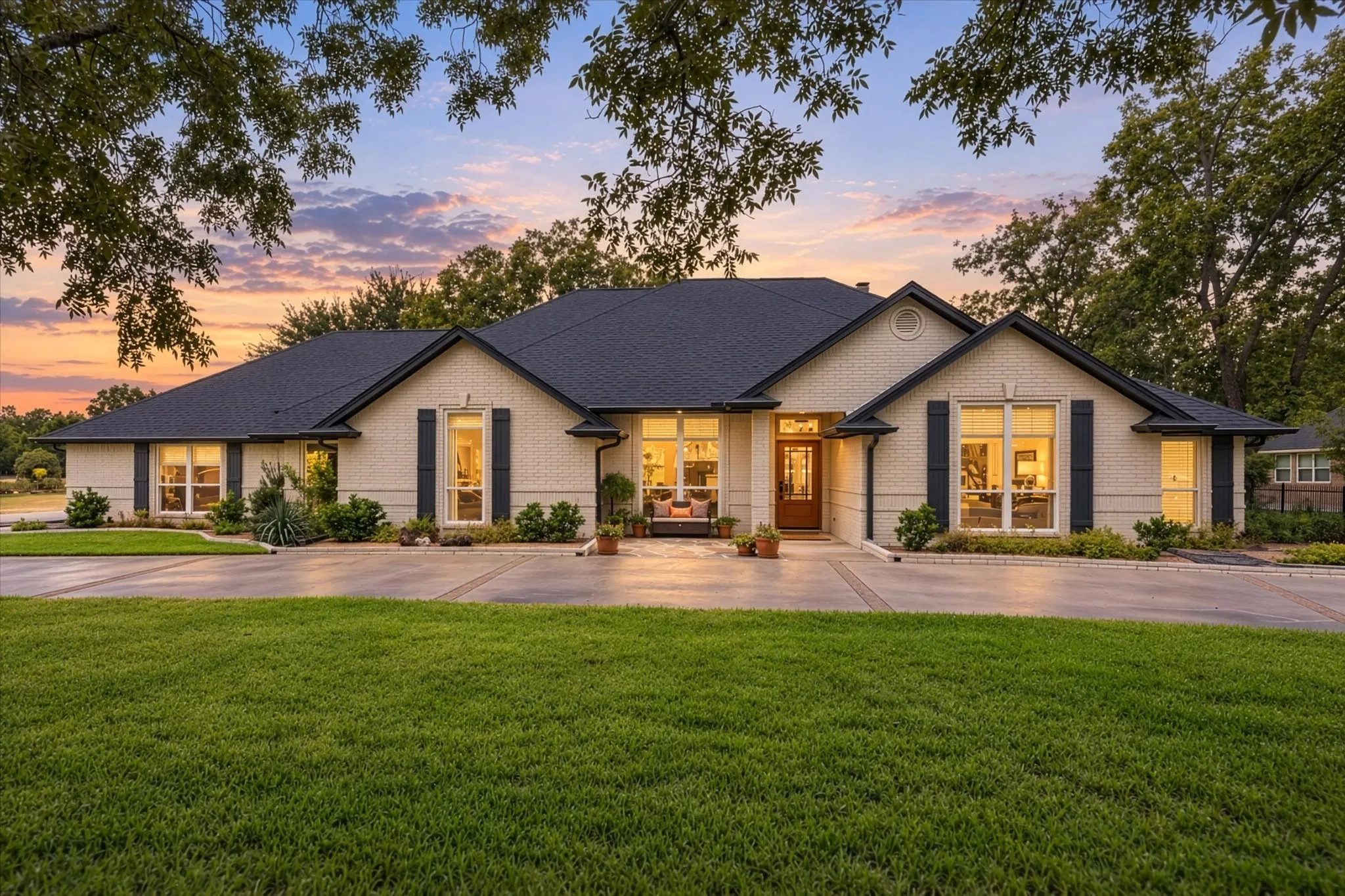 Single Family Residence For Sale in Hood County , 9604 Champions Drive, Granbury, Texas 76049, 4 Bedroom, 3 Bathroom, 3 Garage spaces, 2,840 Sqft, built in 1997, mls#21380142, Real Estate Agent in Granbury, Homes For Sale in Hood county, Homes For Sale in Granbury, Realtor in Granbury Texas, Real Estate Brokerage Independent Realty Texas, Luminita Cordes Realtor
