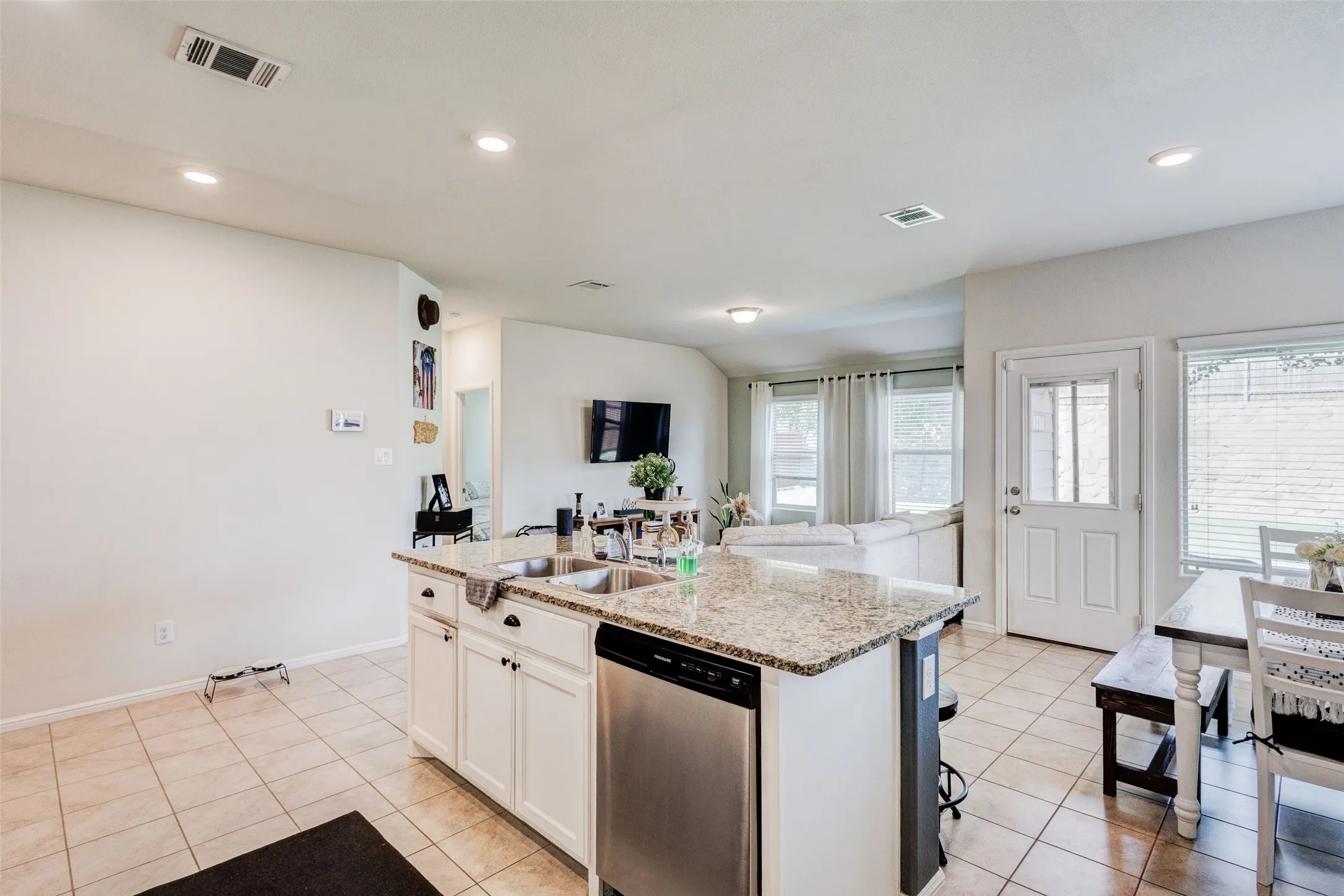 Single Family Residence For Rent in Tarrant County , 712 Gin Lake Trail, Fort Worth, Texas 76120, 4 Bedroom, 2 Bathroom, 2 Garage spaces, 1,565 Sqft, built in 2018, mls#21385340, Real Estate Agent in Fort Worth, Homes For Rent in Tarrant county, Homes For Rent in Fort Worth, Realtor in Fort Worth Texas, Real Estate Brokerage Independent Realty Texas, Luminita Cordes Realtor