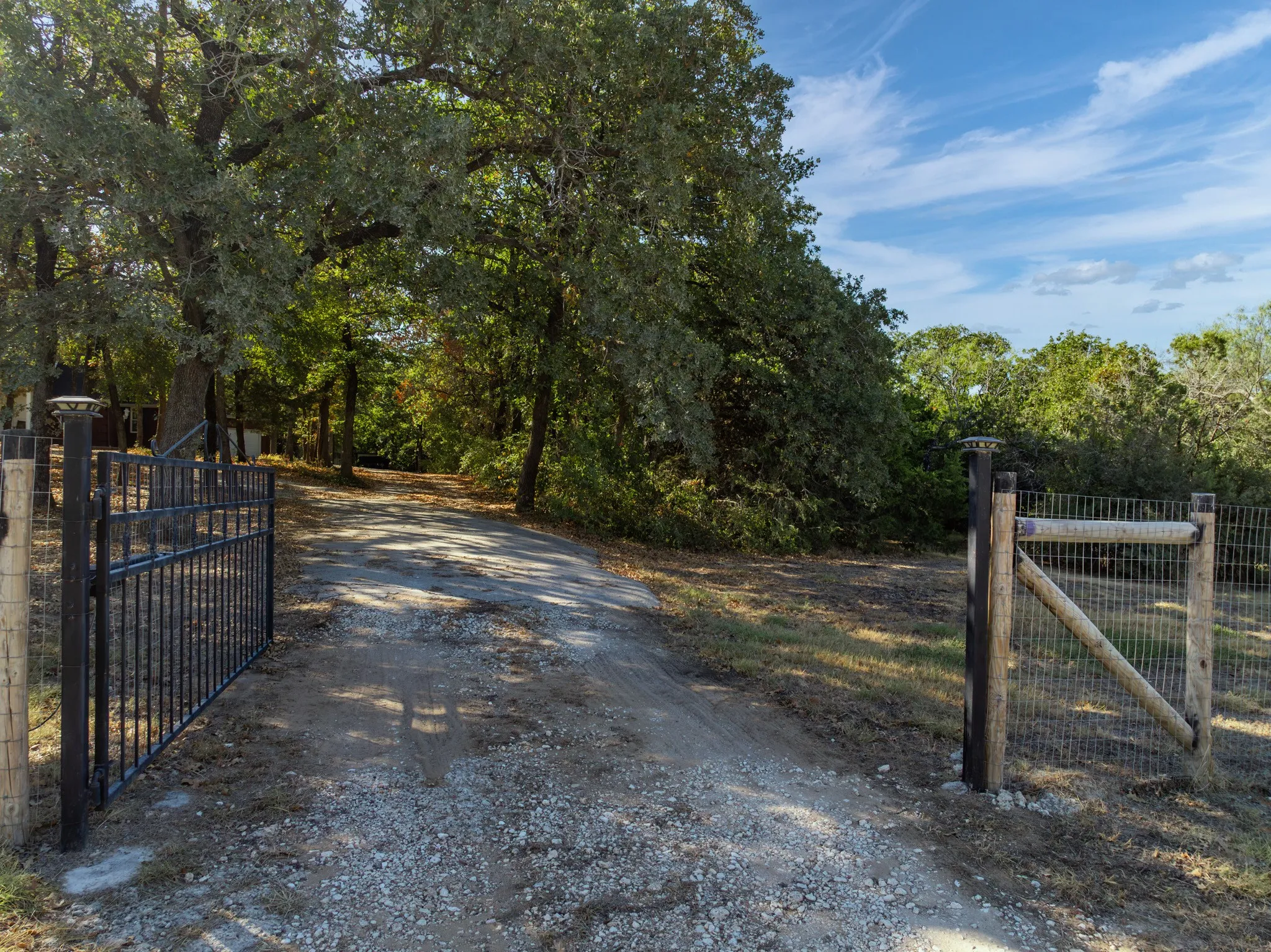 Single Family Residence For Sale in Hill County , 600 Hcr 1248, Whitney, Texas 76692, 4 Bedroom, 2 Bathroom, 2 Garage spaces, 2,241 Sqft, built in 2002, mls#21385315, Real Estate Agent in Whitney, Homes For Sale in Hill county, Homes For Sale in Whitney, Realtor in Whitney Texas, Real Estate Brokerage Independent Realty Texas, Luminita Cordes Realtor