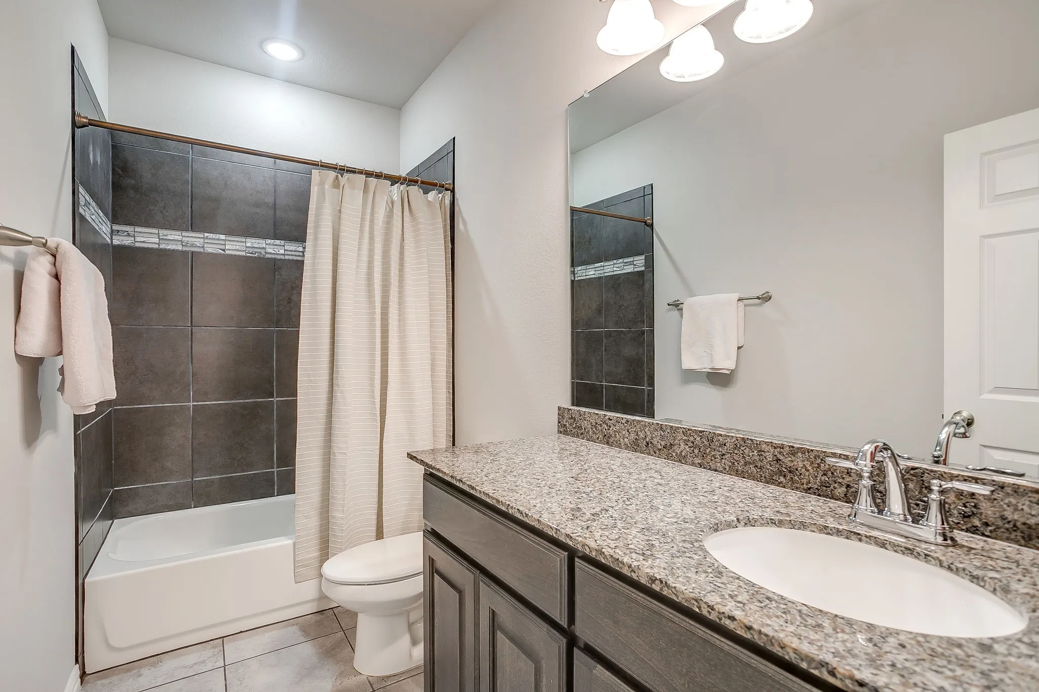 Single Family Residence For Sale in Parker County , 421 Escondido Street, Weatherford, Texas 76087, 3 Bedroom, 2 Bathroom, 2 Garage spaces, 1,917 Sqft, built in 2020, mls#21385363, Real Estate Agent in Weatherford, Homes For Sale in Parker county, Homes For Sale in Weatherford, Realtor in Weatherford Texas, Real Estate Brokerage Independent Realty Texas, Luminita Cordes Realtor
