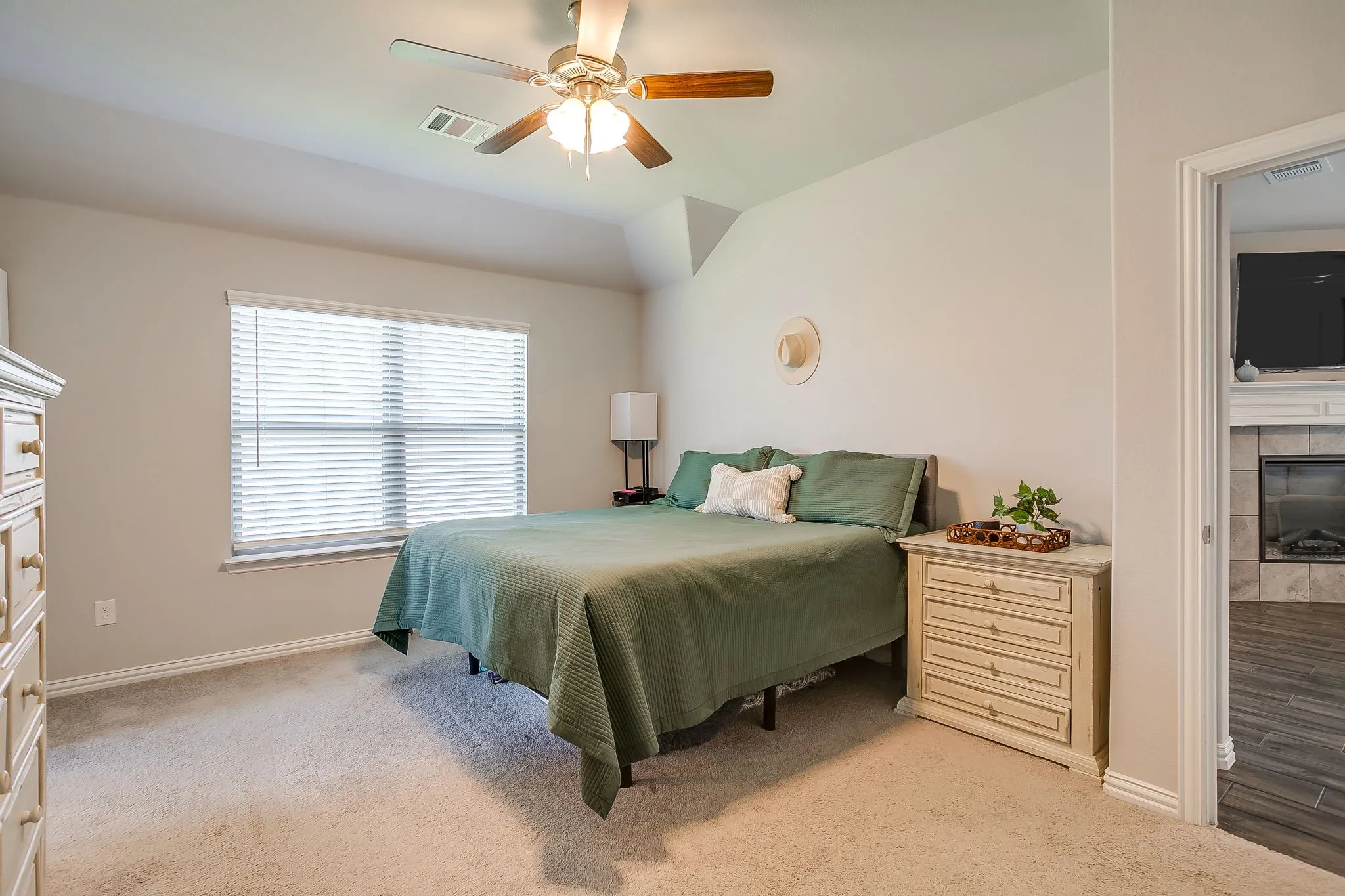 Single Family Residence For Sale in Parker County , 421 Escondido Street, Weatherford, Texas 76087, 3 Bedroom, 2 Bathroom, 2 Garage spaces, 1,917 Sqft, built in 2020, mls#21385363, Real Estate Agent in Weatherford, Homes For Sale in Parker county, Homes For Sale in Weatherford, Realtor in Weatherford Texas, Real Estate Brokerage Independent Realty Texas, Luminita Cordes Realtor