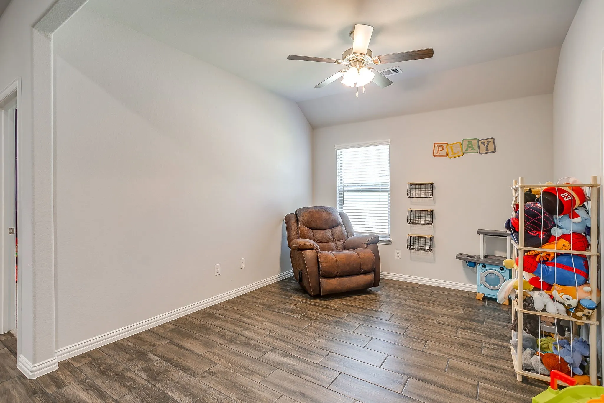 Single Family Residence For Sale in Parker County , 421 Escondido Street, Weatherford, Texas 76087, 3 Bedroom, 2 Bathroom, 2 Garage spaces, 1,917 Sqft, built in 2020, mls#21385363, Real Estate Agent in Weatherford, Homes For Sale in Parker county, Homes For Sale in Weatherford, Realtor in Weatherford Texas, Real Estate Brokerage Independent Realty Texas, Luminita Cordes Realtor