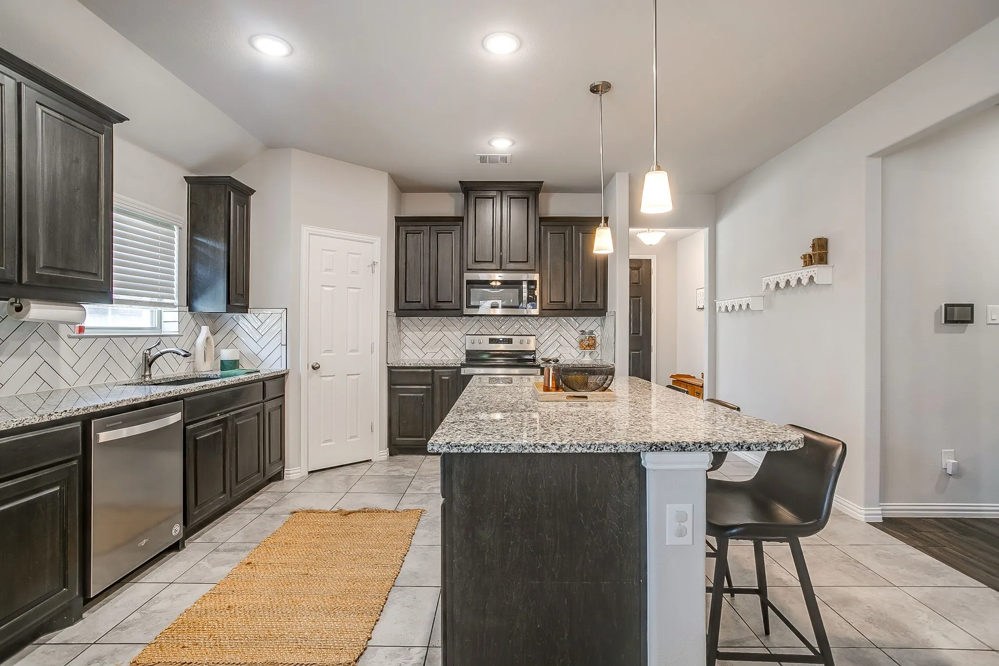 Single Family Residence For Sale in Parker County , 421 Escondido Street, Weatherford, Texas 76087, 3 Bedroom, 2 Bathroom, 2 Garage spaces, 1,917 Sqft, built in 2020, mls#21385363, Real Estate Agent in Weatherford, Homes For Sale in Parker county, Homes For Sale in Weatherford, Realtor in Weatherford Texas, Real Estate Brokerage Independent Realty Texas, Luminita Cordes Realtor