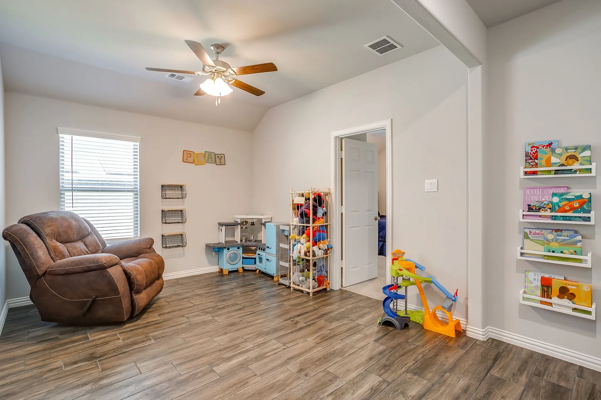 Single Family Residence For Sale in Parker County , 421 Escondido Street, Weatherford, Texas 76087, 3 Bedroom, 2 Bathroom, 2 Garage spaces, 1,917 Sqft, built in 2020, mls#21385363, Real Estate Agent in Weatherford, Homes For Sale in Parker county, Homes For Sale in Weatherford, Realtor in Weatherford Texas, Real Estate Brokerage Independent Realty Texas, Luminita Cordes Realtor