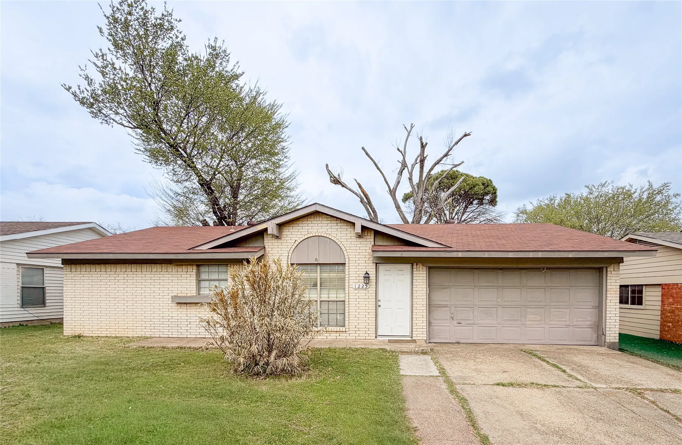 Single Family Residence For Sale in Denton County , 1225 Palisades Drive, Lewisville, Texas 75067, 3 Bedroom, 2 Bathroom, 2 Garage spaces, 1,193 Sqft, built in 1965, mls#21385365, Real Estate Agent in Lewisville, Homes For Sale in Denton county, Homes For Sale in Lewisville, Realtor in Lewisville Texas, Real Estate Brokerage Independent Realty Texas, Luminita Cordes Realtor