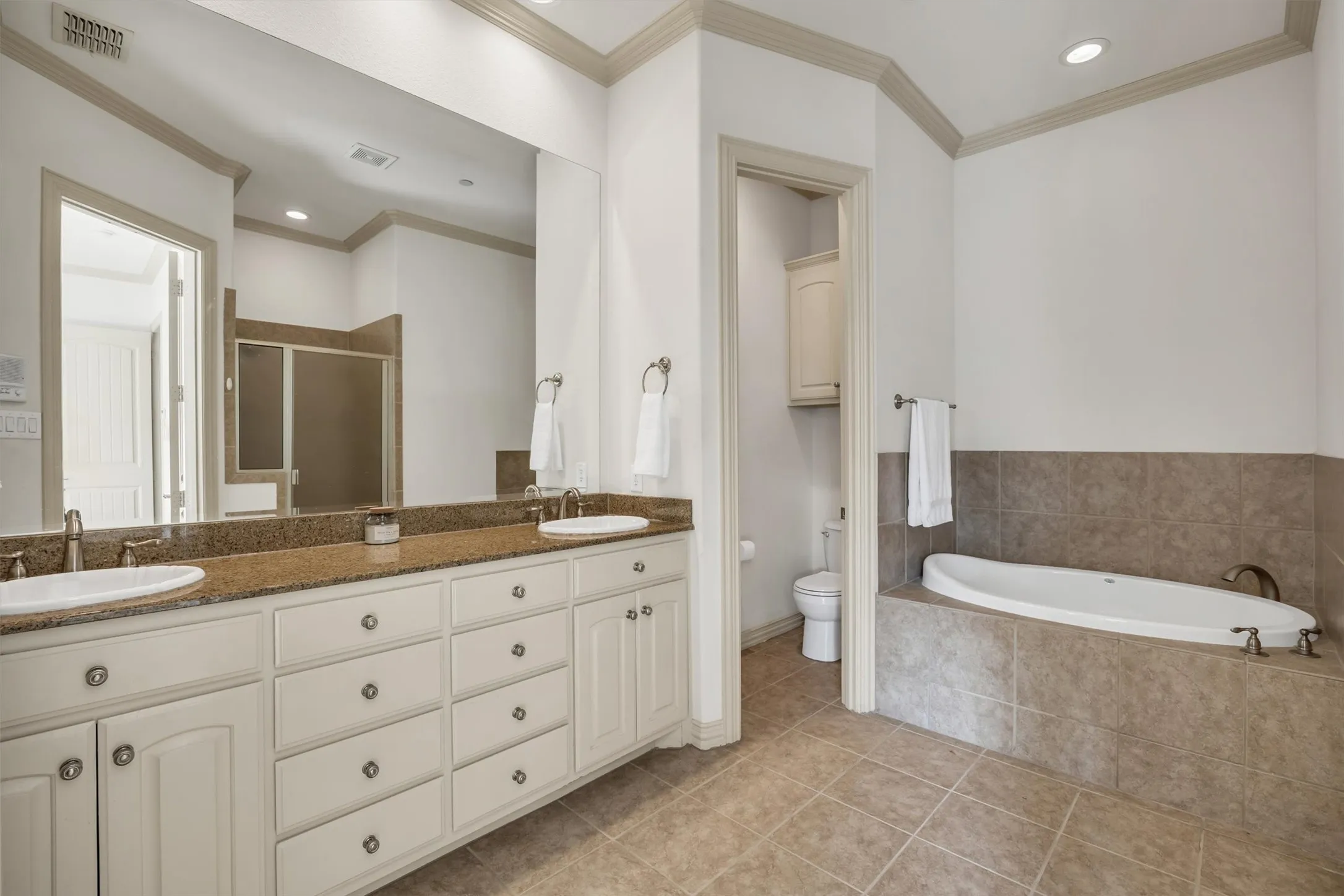 Dual vanity with granite countertop and undermount sinks