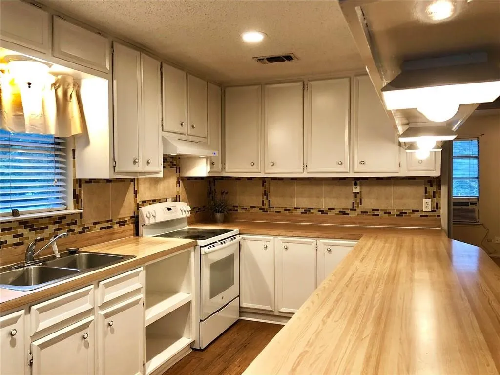 Single Family Residence For Sale in Grayson County , 304 Nighthawk Drive, Pottsboro, Texas 75076, 2 Bedroom, 2 Bathroom, Garage spaces, 1,300 Sqft, built in 1984, mls#21385328, Real Estate Agent in Pottsboro, Homes For Sale in Grayson county, Homes For Sale in Pottsboro, Realtor in Pottsboro Texas, Real Estate Brokerage Independent Realty Texas, Luminita Cordes Realtor