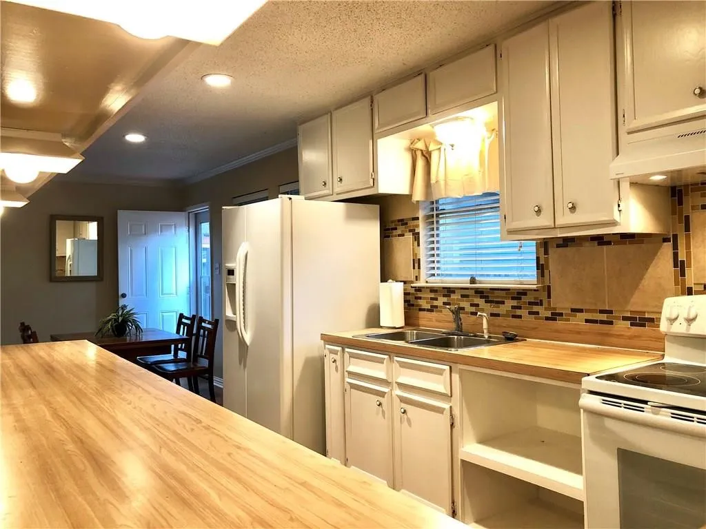 Single Family Residence For Sale in Grayson County , 304 Nighthawk Drive, Pottsboro, Texas 75076, 2 Bedroom, 2 Bathroom, Garage spaces, 1,300 Sqft, built in 1984, mls#21385328, Real Estate Agent in Pottsboro, Homes For Sale in Grayson county, Homes For Sale in Pottsboro, Realtor in Pottsboro Texas, Real Estate Brokerage Independent Realty Texas, Luminita Cordes Realtor