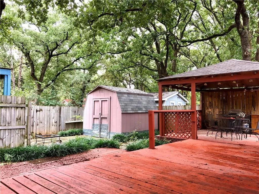 Single Family Residence For Sale in Grayson County , 304 Nighthawk Drive, Pottsboro, Texas 75076, 2 Bedroom, 2 Bathroom, Garage spaces, 1,300 Sqft, built in 1984, mls#21385328, Real Estate Agent in Pottsboro, Homes For Sale in Grayson county, Homes For Sale in Pottsboro, Realtor in Pottsboro Texas, Real Estate Brokerage Independent Realty Texas, Luminita Cordes Realtor