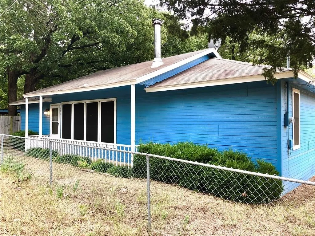 Single Family Residence For Sale in Grayson County , 304 Nighthawk Drive, Pottsboro, Texas 75076, 2 Bedroom, 2 Bathroom, Garage spaces, 1,300 Sqft, built in 1984, mls#21385328, Real Estate Agent in Pottsboro, Homes For Sale in Grayson county, Homes For Sale in Pottsboro, Realtor in Pottsboro Texas, Real Estate Brokerage Independent Realty Texas, Luminita Cordes Realtor