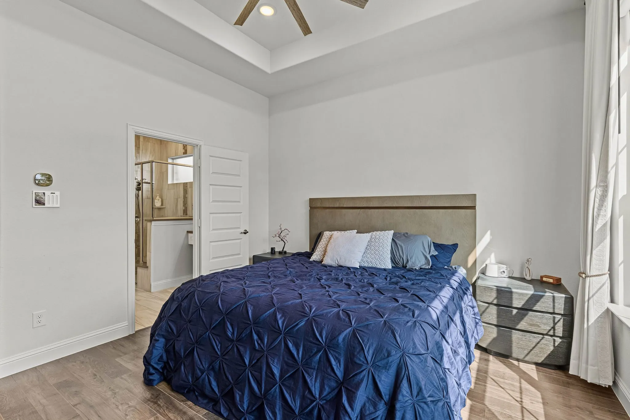 Tray ceiling with recessed lighting and ceiling fan