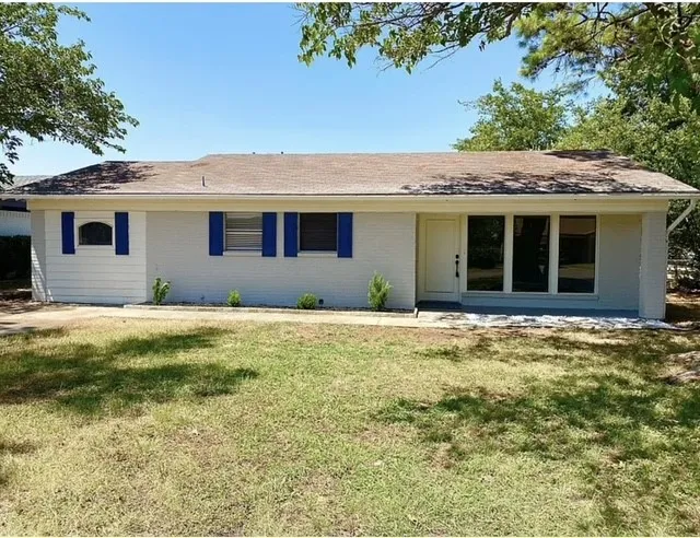 Single Family Residence For Sale in Johnson County , 512 Sally Lane, Cleburne, Texas 76033, 3 Bedroom, 2 Bathroom, Garage spaces, 1,232 Sqft, built in 1972, mls#21365327, Real Estate Agent in Cleburne, Homes For Sale in Johnson county, Homes For Sale in Cleburne, Realtor in Cleburne Texas, Real Estate Brokerage Independent Realty Texas, Luminita Cordes Realtor