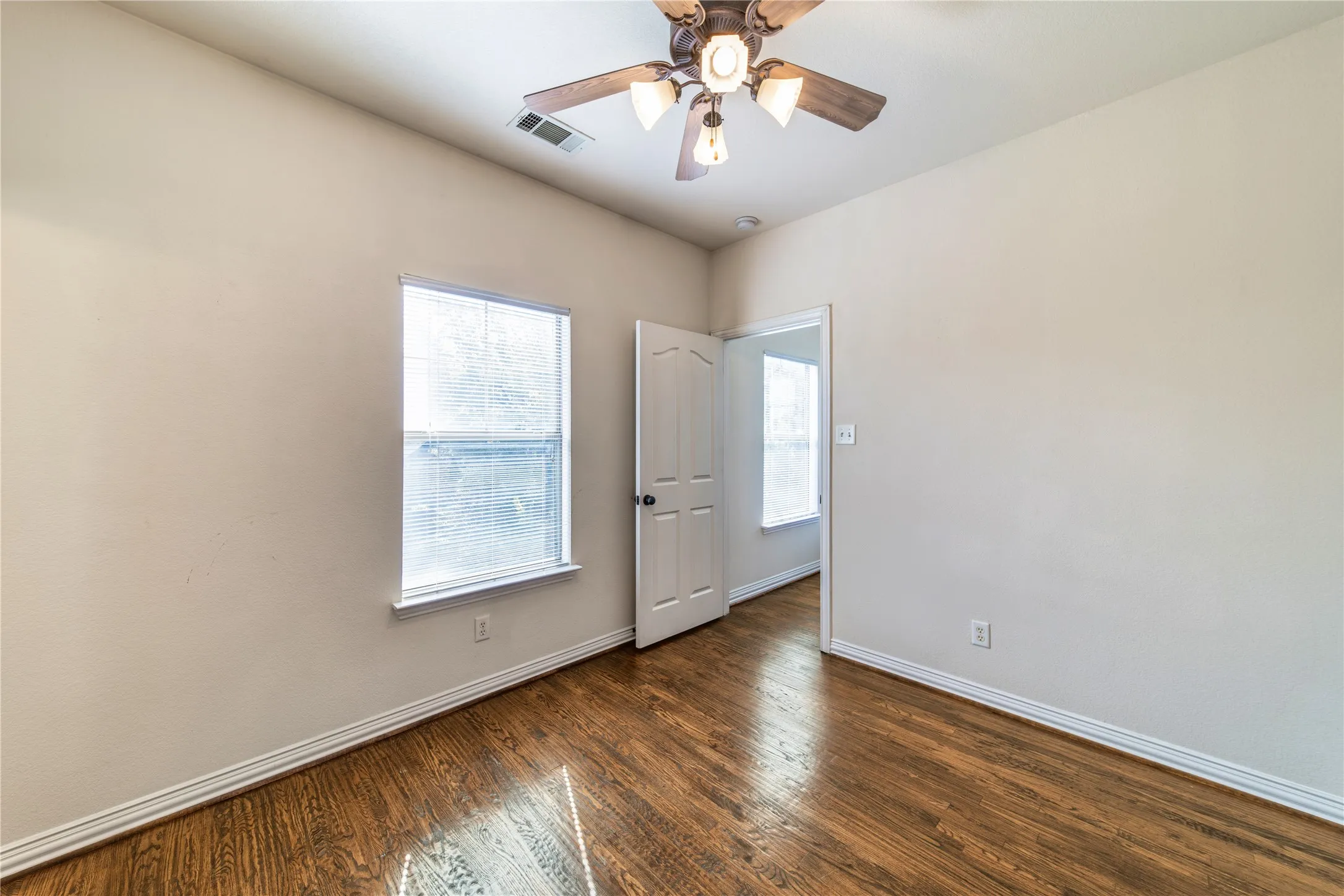 Single Family Residence For Rent in Dallas County , 1712 Mary Street, Dallas, Texas 75206, 2 Bedroom, 3 Bathroom, 2 Garage spaces, 1,373 Sqft, built in 2005, mls#21385373, Real Estate Agent in Dallas, Homes For Rent in Dallas county, Homes For Rent in Dallas, Realtor in Dallas Texas, Real Estate Brokerage Independent Realty Texas, Luminita Cordes Realtor