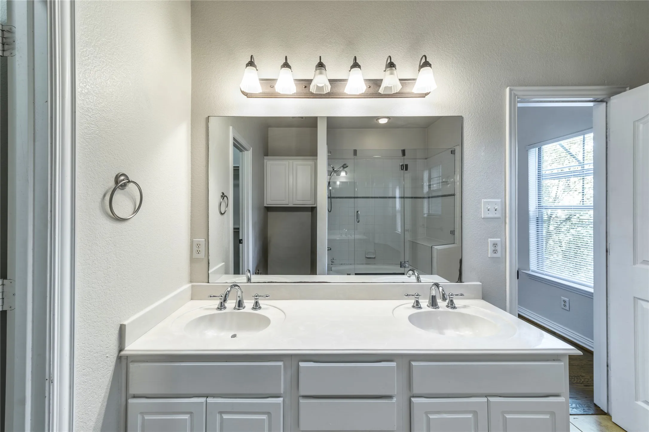 Single Family Residence For Rent in Dallas County , 1712 Mary Street, Dallas, Texas 75206, 2 Bedroom, 3 Bathroom, 2 Garage spaces, 1,373 Sqft, built in 2005, mls#21385373, Real Estate Agent in Dallas, Homes For Rent in Dallas county, Homes For Rent in Dallas, Realtor in Dallas Texas, Real Estate Brokerage Independent Realty Texas, Luminita Cordes Realtor