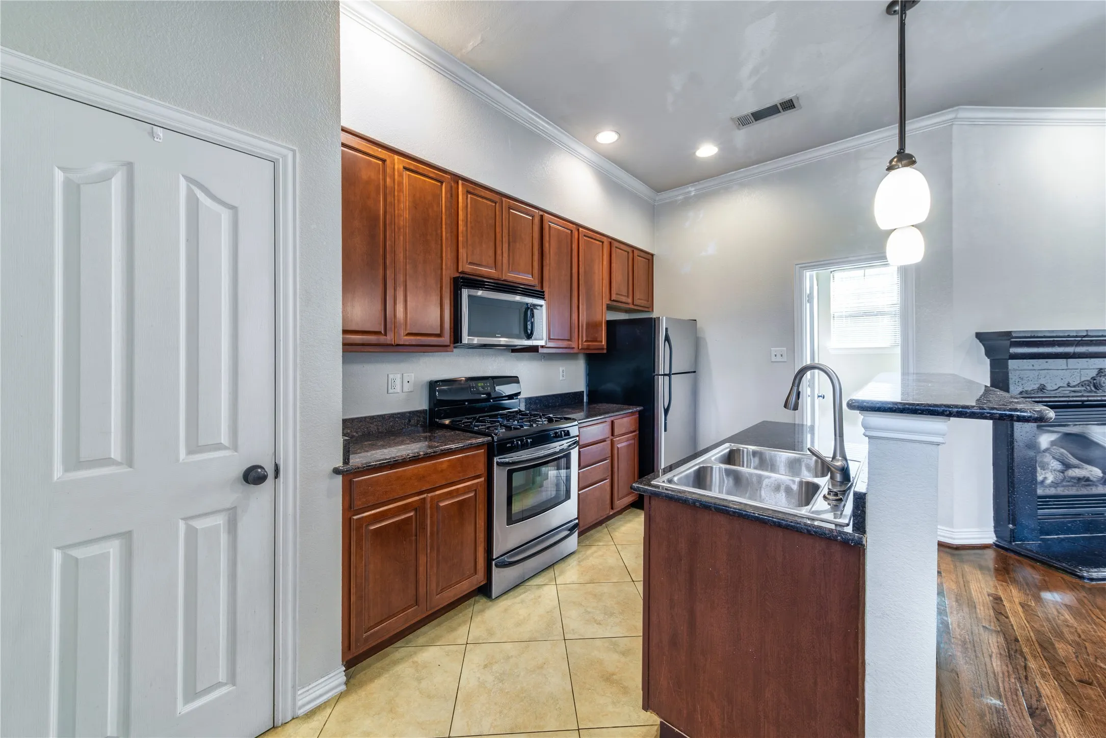 Single Family Residence For Rent in Dallas County , 1712 Mary Street, Dallas, Texas 75206, 2 Bedroom, 3 Bathroom, 2 Garage spaces, 1,373 Sqft, built in 2005, mls#21385373, Real Estate Agent in Dallas, Homes For Rent in Dallas county, Homes For Rent in Dallas, Realtor in Dallas Texas, Real Estate Brokerage Independent Realty Texas, Luminita Cordes Realtor