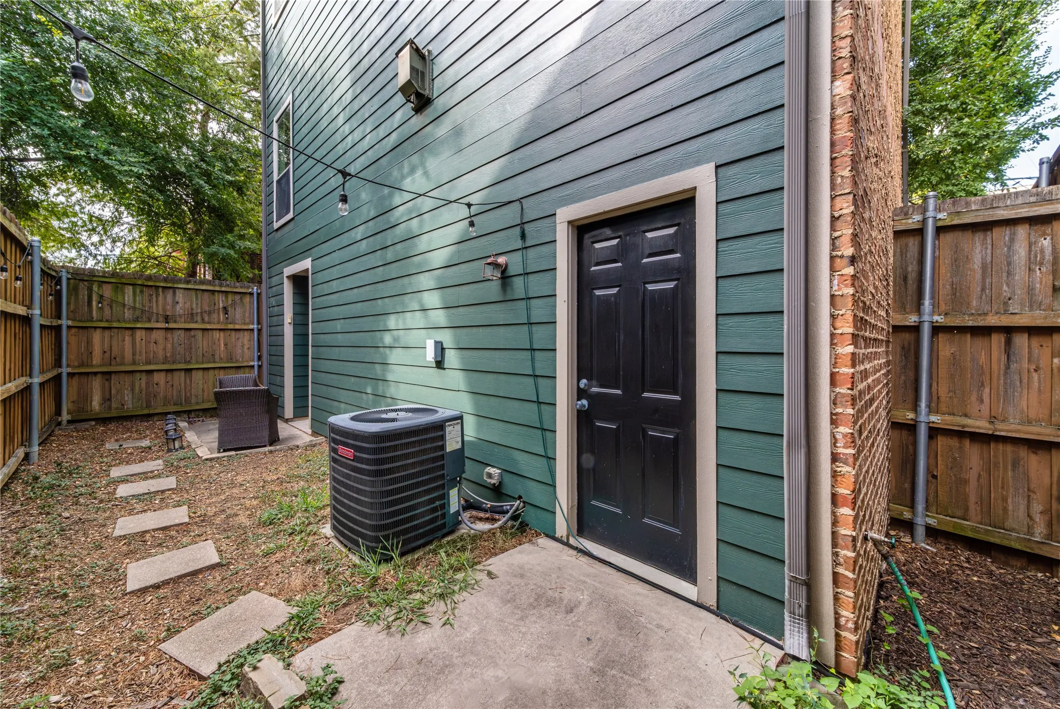 Single Family Residence For Rent in Dallas County , 1712 Mary Street, Dallas, Texas 75206, 2 Bedroom, 3 Bathroom, 2 Garage spaces, 1,373 Sqft, built in 2005, mls#21385373, Real Estate Agent in Dallas, Homes For Rent in Dallas county, Homes For Rent in Dallas, Realtor in Dallas Texas, Real Estate Brokerage Independent Realty Texas, Luminita Cordes Realtor