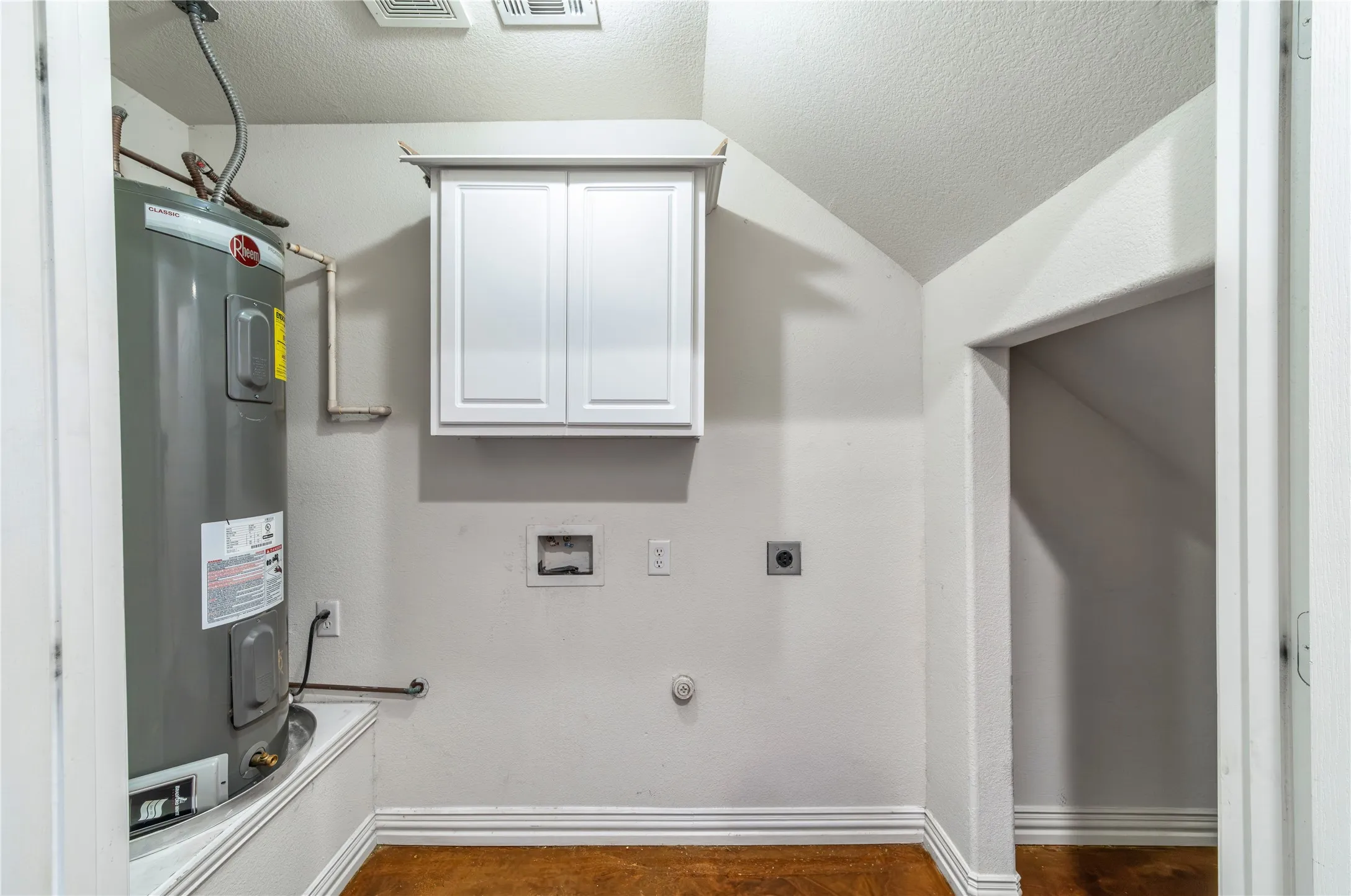Full size washer dryer area on 1st floor