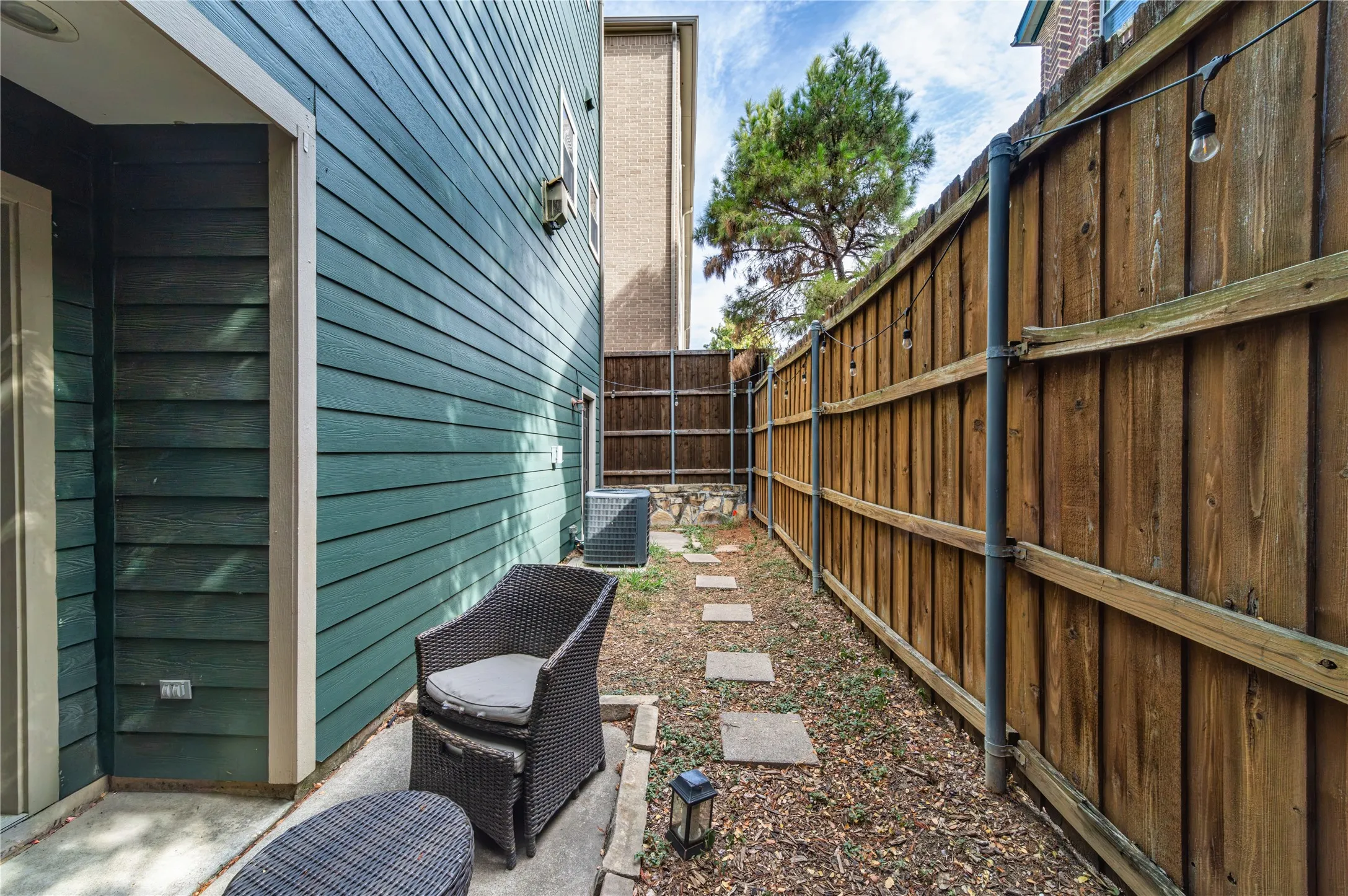 Single Family Residence For Rent in Dallas County , 1712 Mary Street, Dallas, Texas 75206, 2 Bedroom, 3 Bathroom, 2 Garage spaces, 1,373 Sqft, built in 2005, mls#21385373, Real Estate Agent in Dallas, Homes For Rent in Dallas county, Homes For Rent in Dallas, Realtor in Dallas Texas, Real Estate Brokerage Independent Realty Texas, Luminita Cordes Realtor