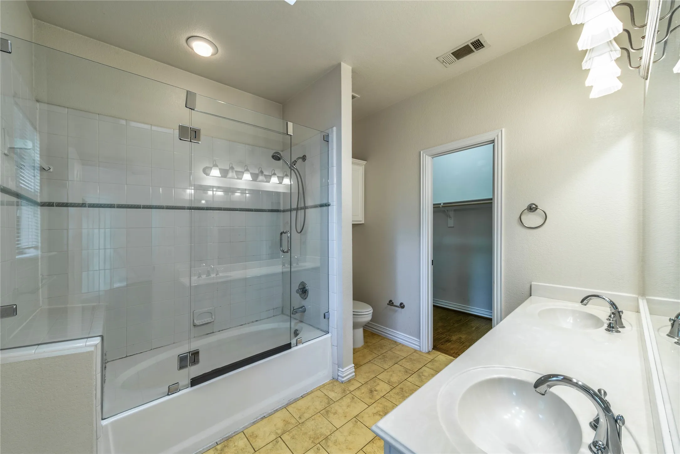 Single Family Residence For Rent in Dallas County , 1712 Mary Street, Dallas, Texas 75206, 2 Bedroom, 3 Bathroom, 2 Garage spaces, 1,373 Sqft, built in 2005, mls#21385373, Real Estate Agent in Dallas, Homes For Rent in Dallas county, Homes For Rent in Dallas, Realtor in Dallas Texas, Real Estate Brokerage Independent Realty Texas, Luminita Cordes Realtor