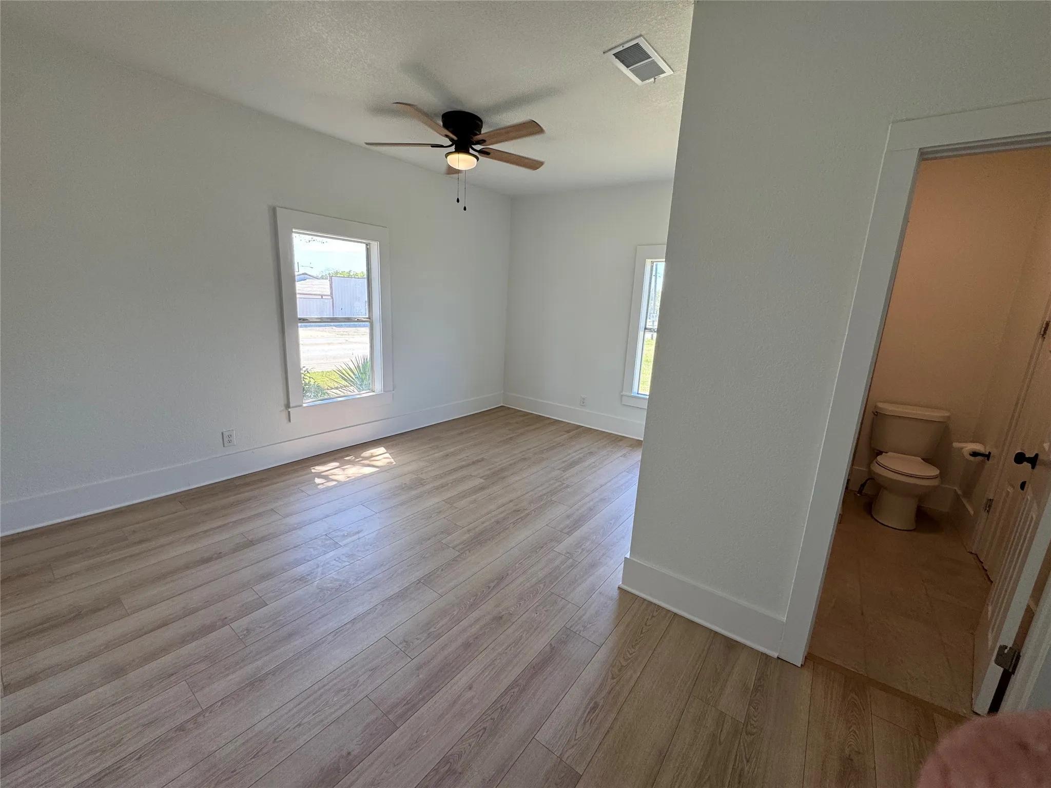 Single Family Residence For Sale in Johnson County , 204 W Westhill Drive, Cleburne, Texas 76033, 3 Bedroom, 2 Bathroom, Garage spaces, 1,040 Sqft, built in 1950, mls#21385375, Real Estate Agent in Cleburne, Homes For Sale in Johnson county, Homes For Sale in Cleburne, Realtor in Cleburne Texas, Real Estate Brokerage Independent Realty Texas, Luminita Cordes Realtor