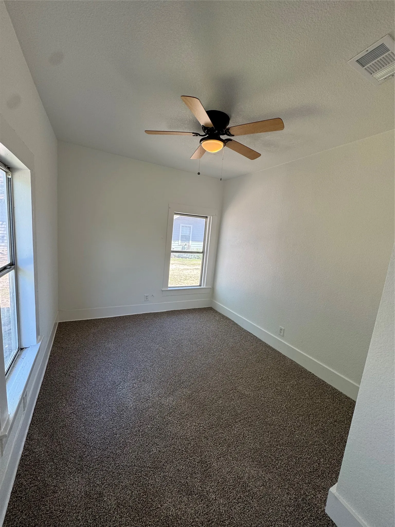 Single Family Residence For Sale in Johnson County , 204 W Westhill Drive, Cleburne, Texas 76033, 3 Bedroom, 2 Bathroom, Garage spaces, 1,040 Sqft, built in 1950, mls#21385375, Real Estate Agent in Cleburne, Homes For Sale in Johnson county, Homes For Sale in Cleburne, Realtor in Cleburne Texas, Real Estate Brokerage Independent Realty Texas, Luminita Cordes Realtor