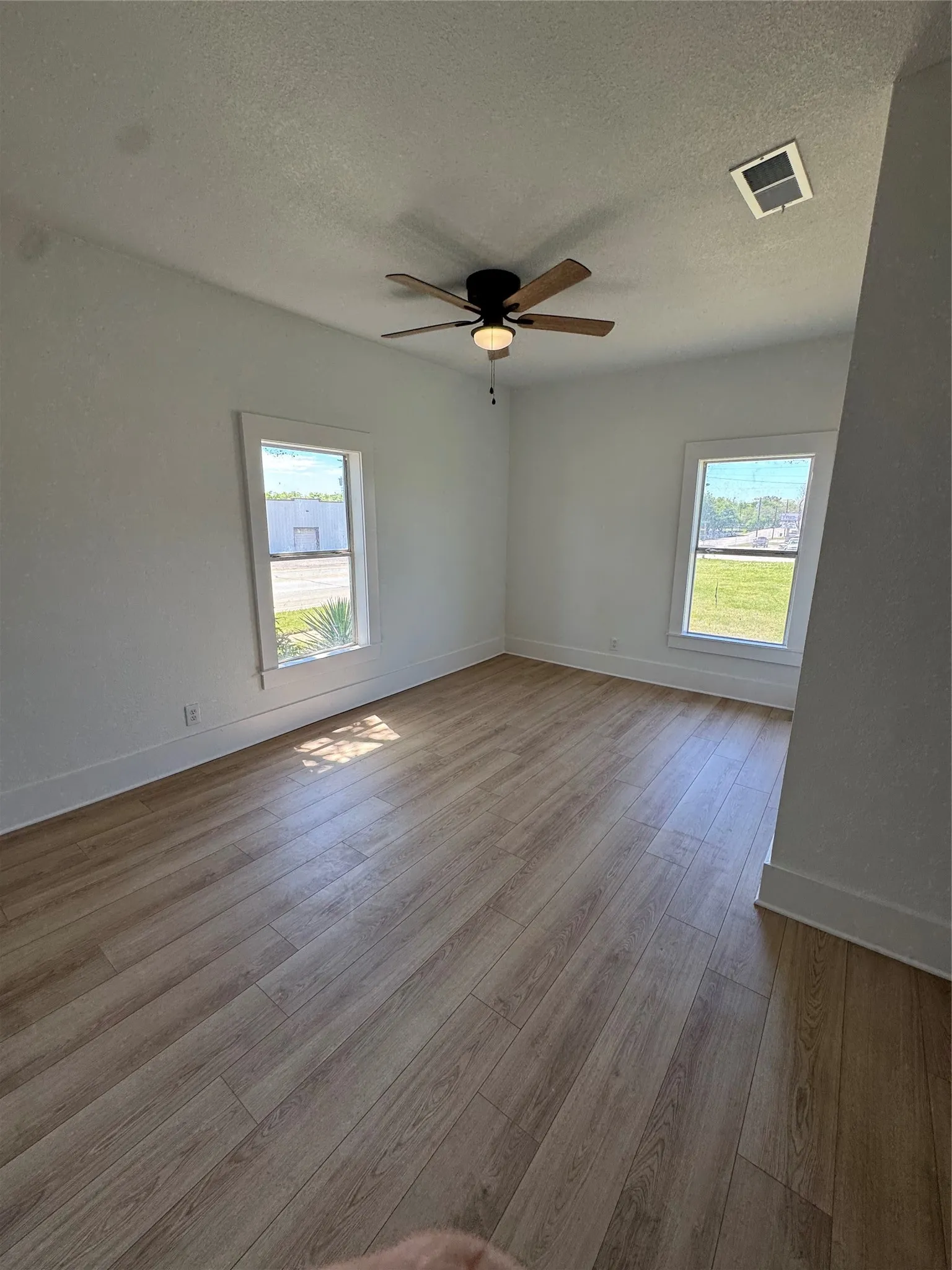 Single Family Residence For Sale in Johnson County , 204 W Westhill Drive, Cleburne, Texas 76033, 3 Bedroom, 2 Bathroom, Garage spaces, 1,040 Sqft, built in 1950, mls#21385375, Real Estate Agent in Cleburne, Homes For Sale in Johnson county, Homes For Sale in Cleburne, Realtor in Cleburne Texas, Real Estate Brokerage Independent Realty Texas, Luminita Cordes Realtor