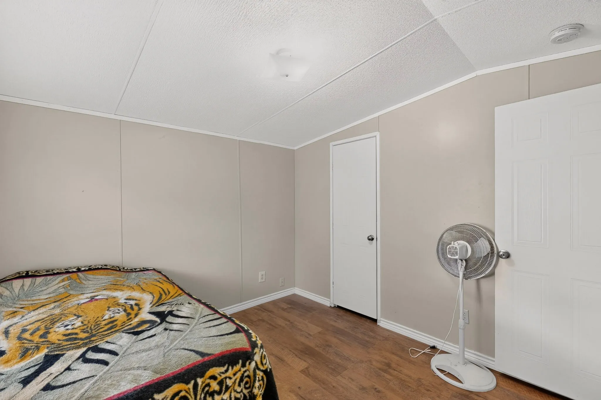 Mobile Home For Sale in Johnson County , 8108 Gray Mist Court, Alvarado, Texas 76009, 3 Bedroom, 2 Bathroom, Garage spaces, 1,152 Sqft, built in 2006, mls#21383090, Real Estate Agent in Alvarado, Homes For Sale in Johnson county, Homes For Sale in Alvarado, Realtor in Alvarado Texas, Real Estate Brokerage Independent Realty Texas, Luminita Cordes Realtor