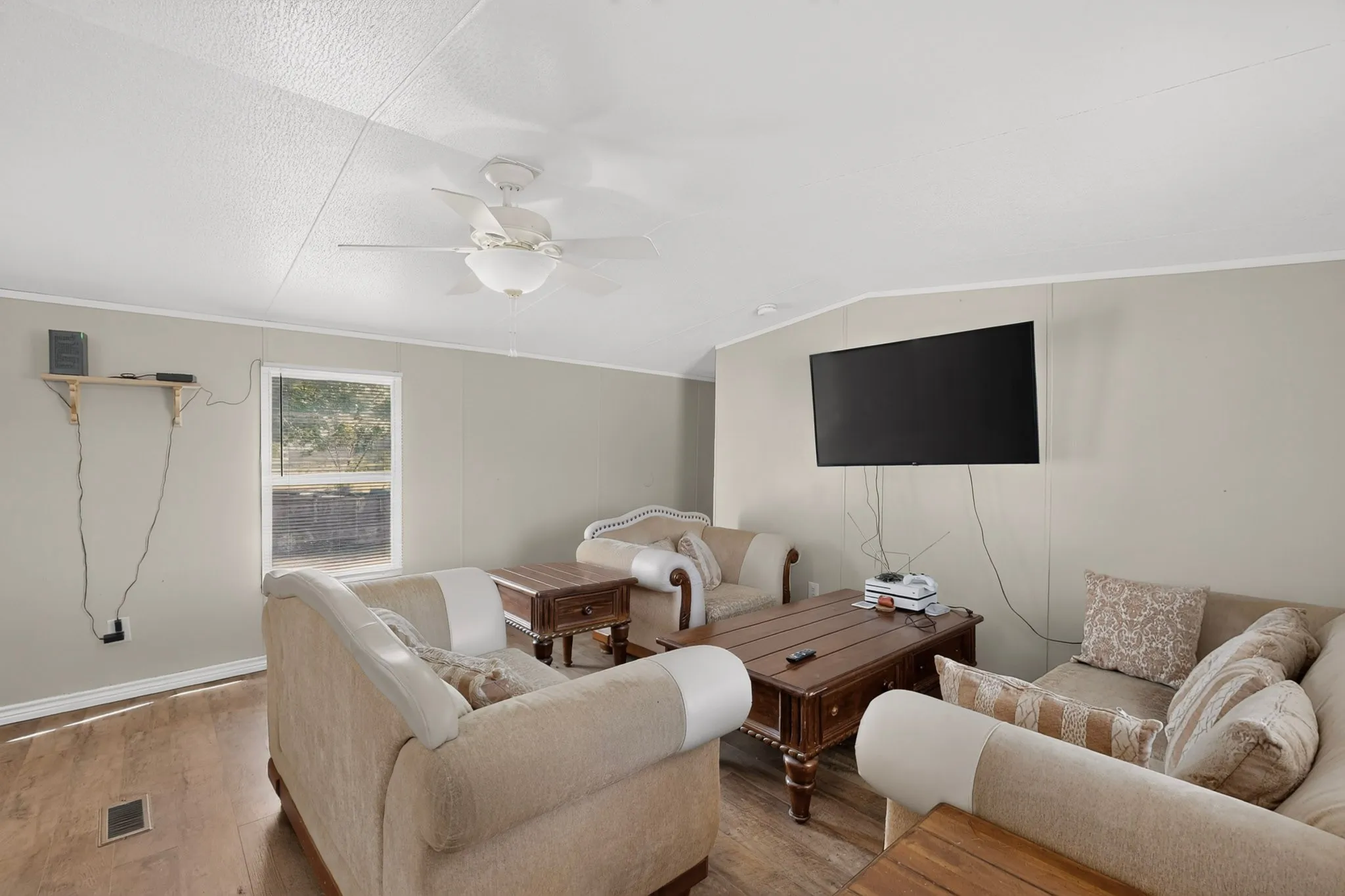 Mobile Home For Sale in Johnson County , 8108 Gray Mist Court, Alvarado, Texas 76009, 3 Bedroom, 2 Bathroom, Garage spaces, 1,152 Sqft, built in 2006, mls#21383090, Real Estate Agent in Alvarado, Homes For Sale in Johnson county, Homes For Sale in Alvarado, Realtor in Alvarado Texas, Real Estate Brokerage Independent Realty Texas, Luminita Cordes Realtor