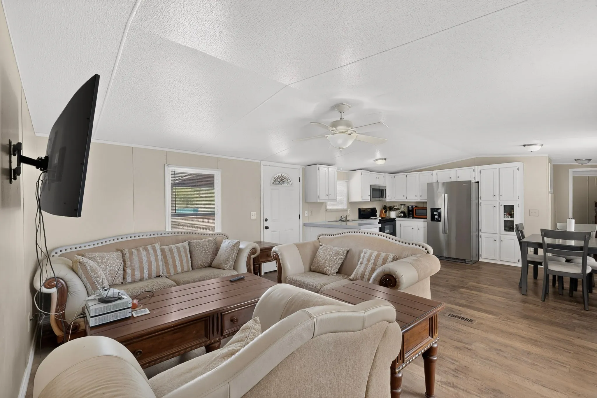 Mobile Home For Sale in Johnson County , 8108 Gray Mist Court, Alvarado, Texas 76009, 3 Bedroom, 2 Bathroom, Garage spaces, 1,152 Sqft, built in 2006, mls#21383090, Real Estate Agent in Alvarado, Homes For Sale in Johnson county, Homes For Sale in Alvarado, Realtor in Alvarado Texas, Real Estate Brokerage Independent Realty Texas, Luminita Cordes Realtor