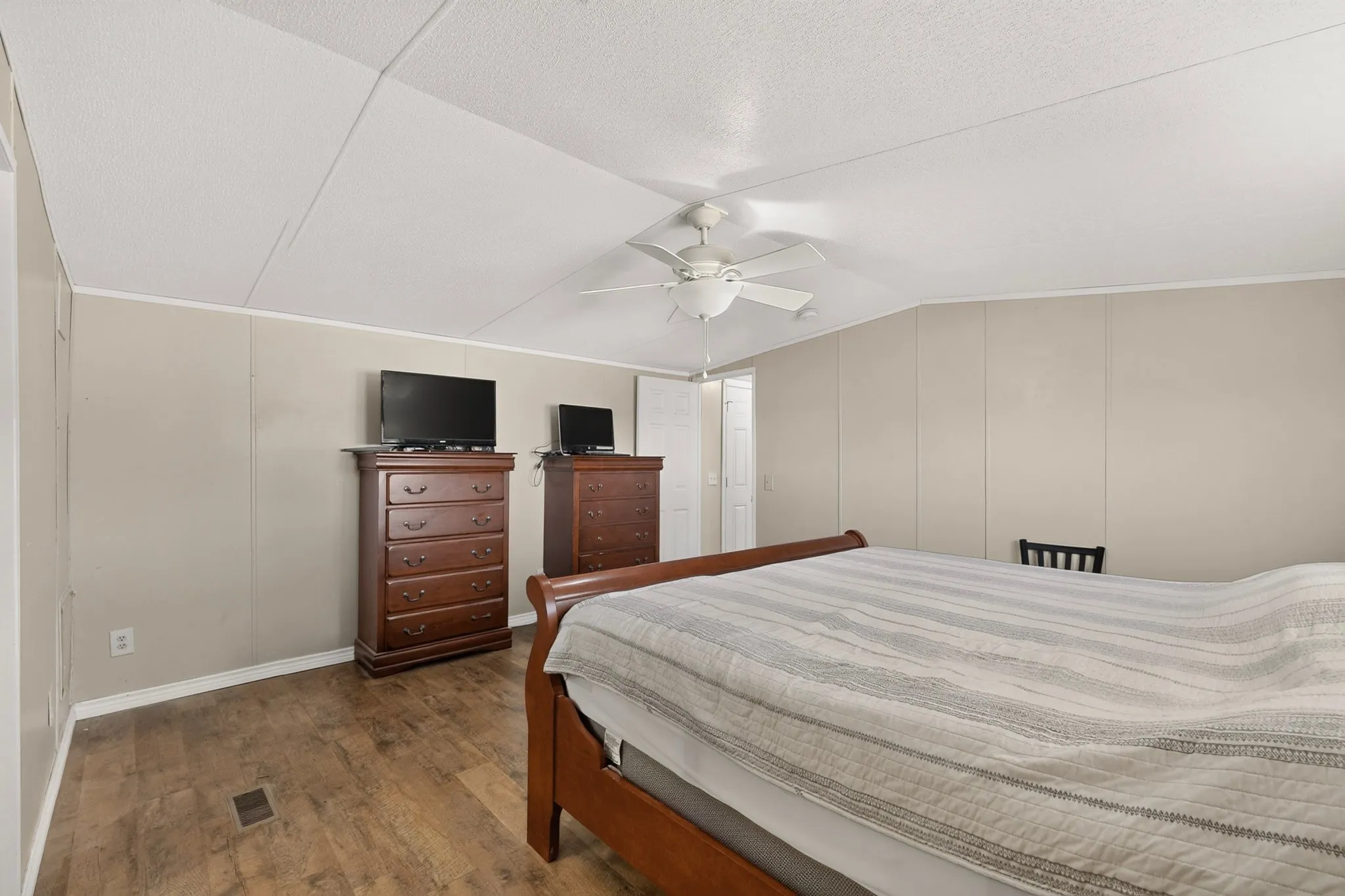 Mobile Home For Sale in Johnson County , 8108 Gray Mist Court, Alvarado, Texas 76009, 3 Bedroom, 2 Bathroom, Garage spaces, 1,152 Sqft, built in 2006, mls#21383090, Real Estate Agent in Alvarado, Homes For Sale in Johnson county, Homes For Sale in Alvarado, Realtor in Alvarado Texas, Real Estate Brokerage Independent Realty Texas, Luminita Cordes Realtor