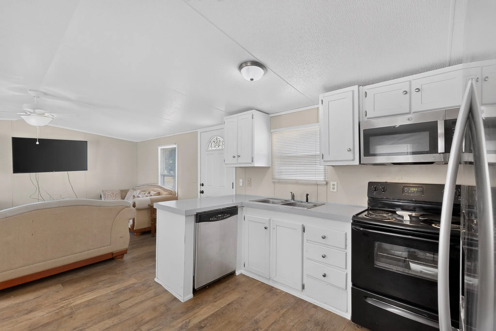 Mobile Home For Sale in Johnson County , 8108 Gray Mist Court, Alvarado, Texas 76009, 3 Bedroom, 2 Bathroom, Garage spaces, 1,152 Sqft, built in 2006, mls#21383090, Real Estate Agent in Alvarado, Homes For Sale in Johnson county, Homes For Sale in Alvarado, Realtor in Alvarado Texas, Real Estate Brokerage Independent Realty Texas, Luminita Cordes Realtor