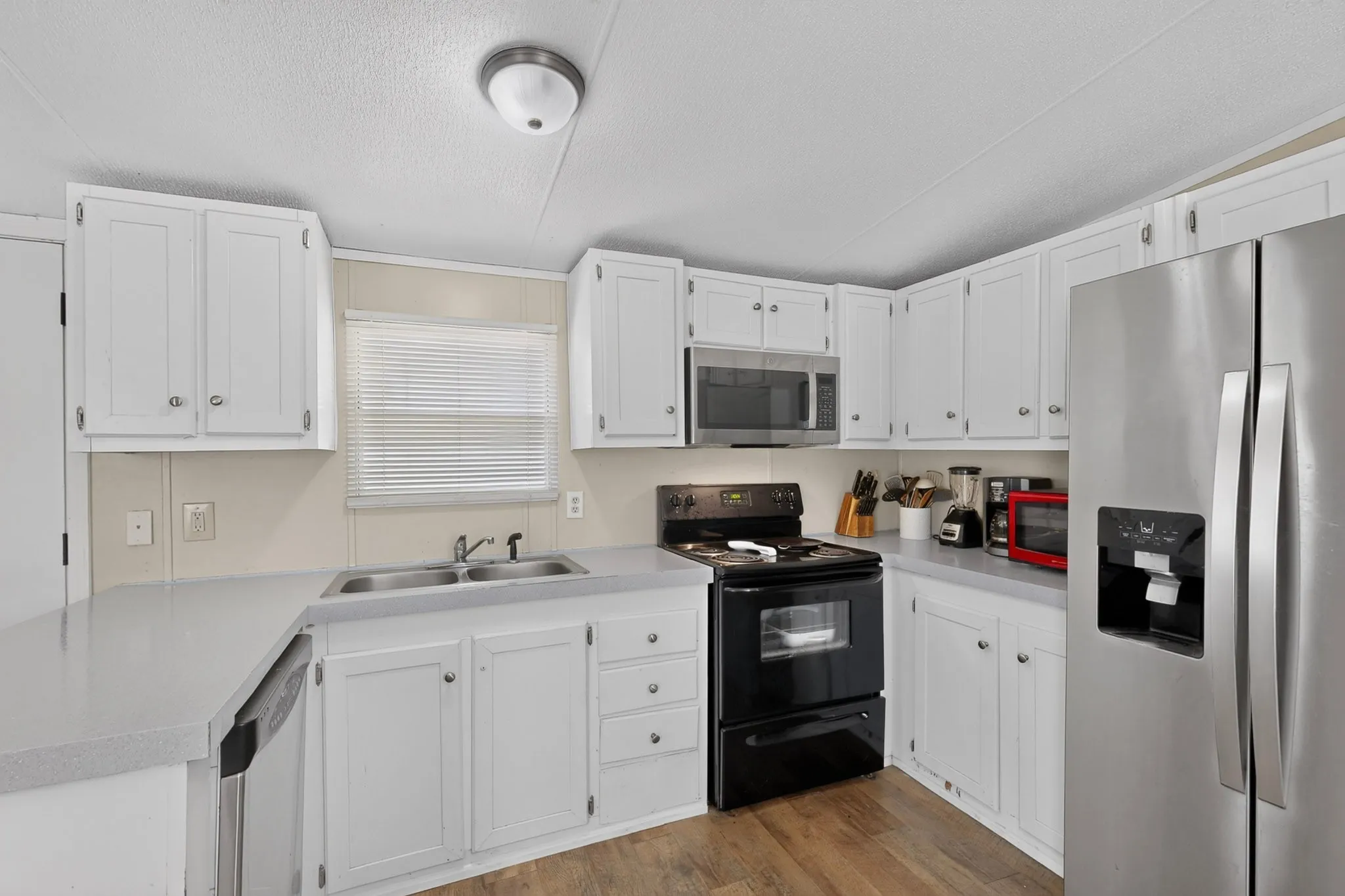 Mobile Home For Sale in Johnson County , 8108 Gray Mist Court, Alvarado, Texas 76009, 3 Bedroom, 2 Bathroom, Garage spaces, 1,152 Sqft, built in 2006, mls#21383090, Real Estate Agent in Alvarado, Homes For Sale in Johnson county, Homes For Sale in Alvarado, Realtor in Alvarado Texas, Real Estate Brokerage Independent Realty Texas, Luminita Cordes Realtor