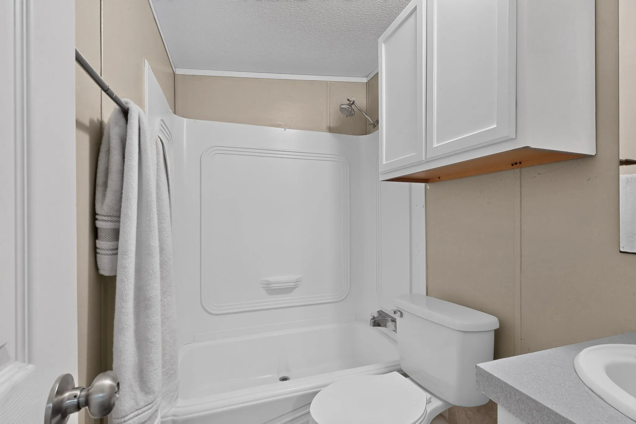 Mobile Home For Sale in Johnson County , 8108 Gray Mist Court, Alvarado, Texas 76009, 3 Bedroom, 2 Bathroom, Garage spaces, 1,152 Sqft, built in 2006, mls#21383090, Real Estate Agent in Alvarado, Homes For Sale in Johnson county, Homes For Sale in Alvarado, Realtor in Alvarado Texas, Real Estate Brokerage Independent Realty Texas, Luminita Cordes Realtor