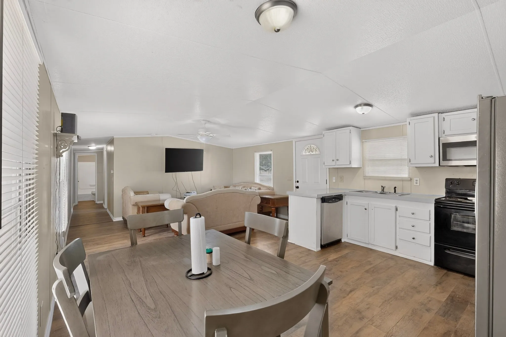 Mobile Home For Sale in Johnson County , 8108 Gray Mist Court, Alvarado, Texas 76009, 3 Bedroom, 2 Bathroom, Garage spaces, 1,152 Sqft, built in 2006, mls#21383090, Real Estate Agent in Alvarado, Homes For Sale in Johnson county, Homes For Sale in Alvarado, Realtor in Alvarado Texas, Real Estate Brokerage Independent Realty Texas, Luminita Cordes Realtor