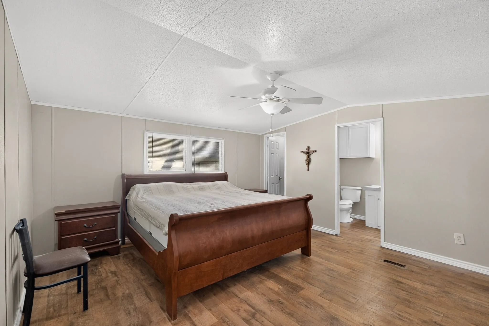 Mobile Home For Sale in Johnson County , 8108 Gray Mist Court, Alvarado, Texas 76009, 3 Bedroom, 2 Bathroom, Garage spaces, 1,152 Sqft, built in 2006, mls#21383090, Real Estate Agent in Alvarado, Homes For Sale in Johnson county, Homes For Sale in Alvarado, Realtor in Alvarado Texas, Real Estate Brokerage Independent Realty Texas, Luminita Cordes Realtor