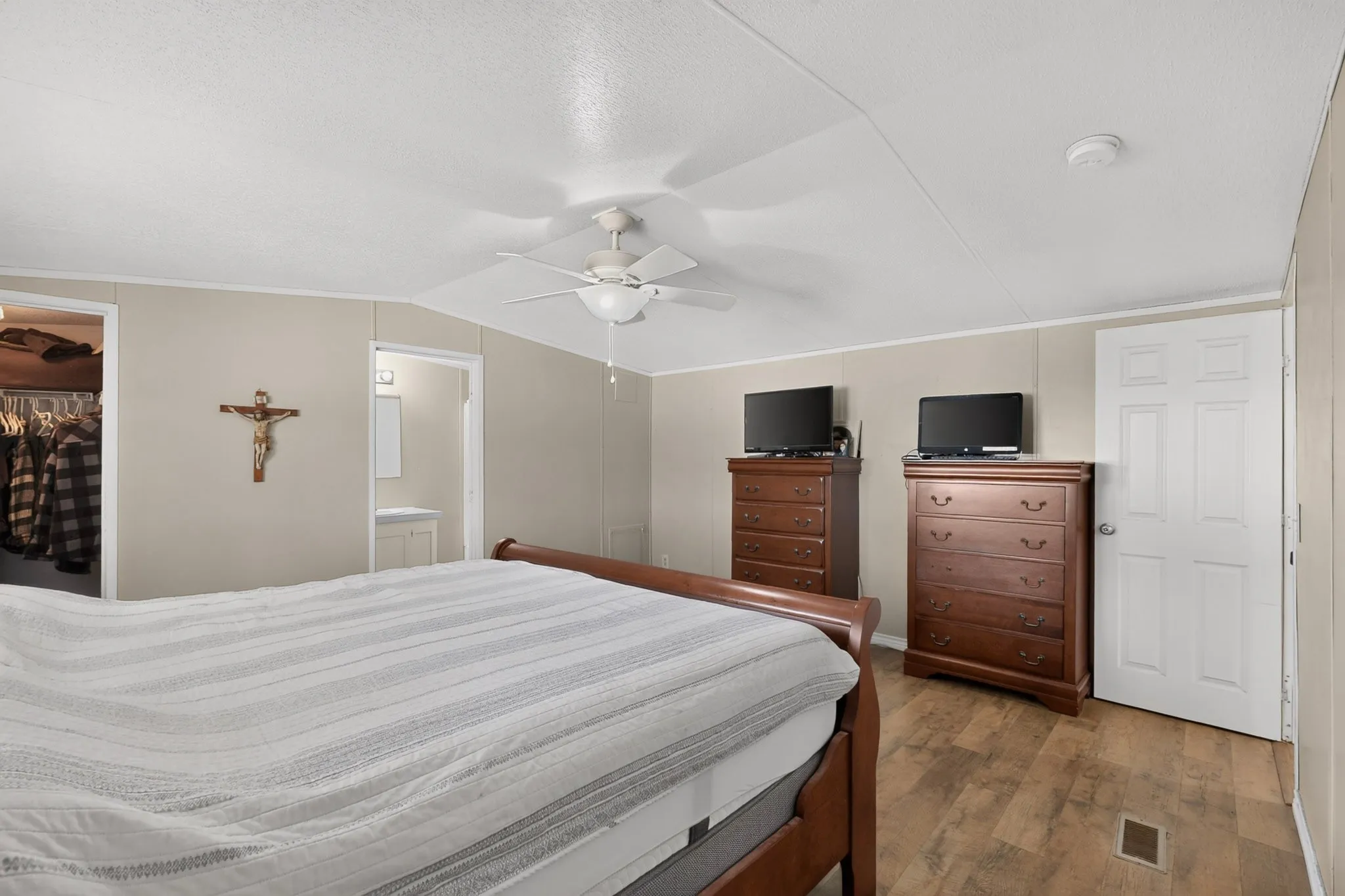 Mobile Home For Sale in Johnson County , 8108 Gray Mist Court, Alvarado, Texas 76009, 3 Bedroom, 2 Bathroom, Garage spaces, 1,152 Sqft, built in 2006, mls#21383090, Real Estate Agent in Alvarado, Homes For Sale in Johnson county, Homes For Sale in Alvarado, Realtor in Alvarado Texas, Real Estate Brokerage Independent Realty Texas, Luminita Cordes Realtor